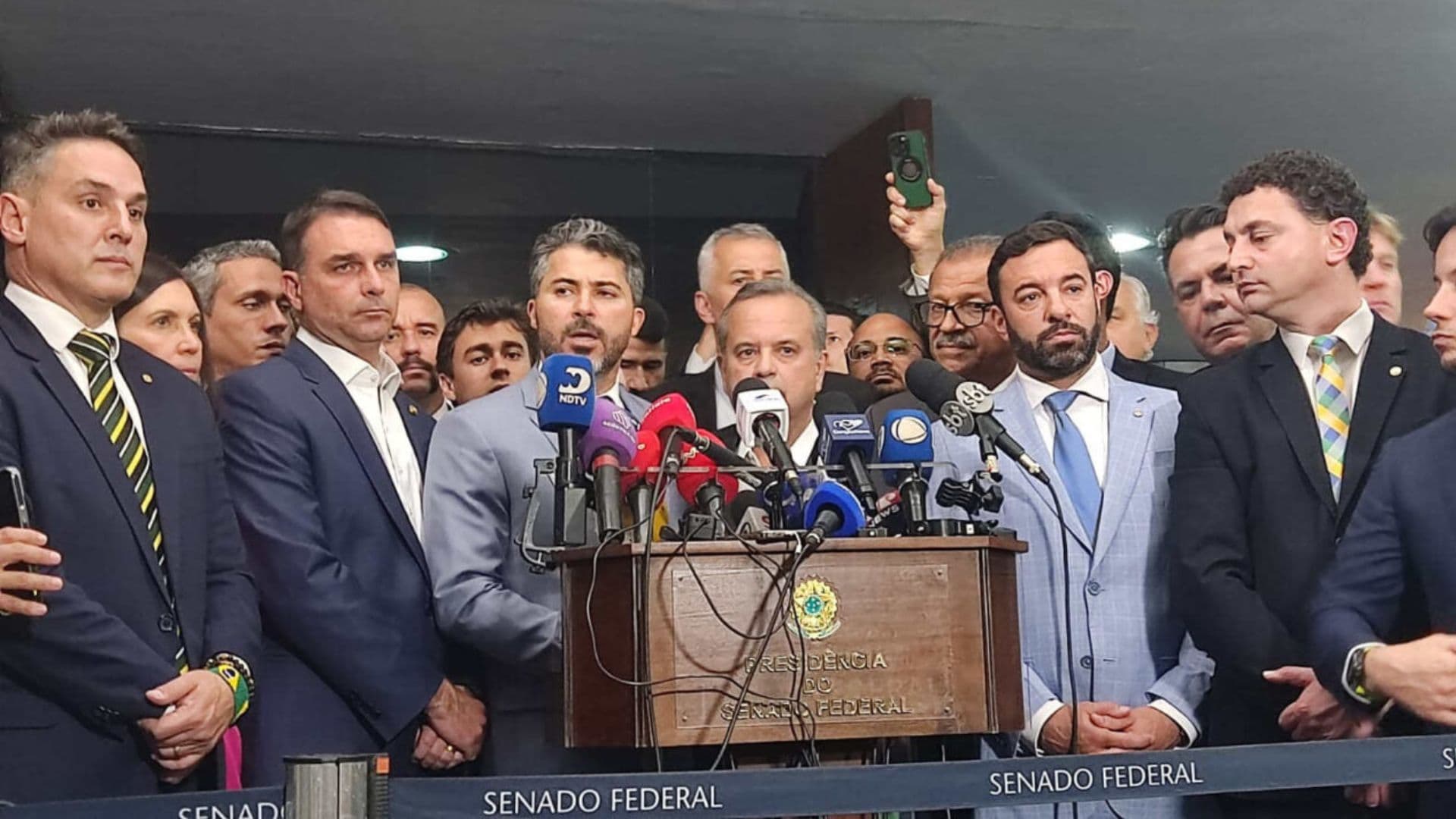 Parlamentares cobram posição do presidente do Senado Federal