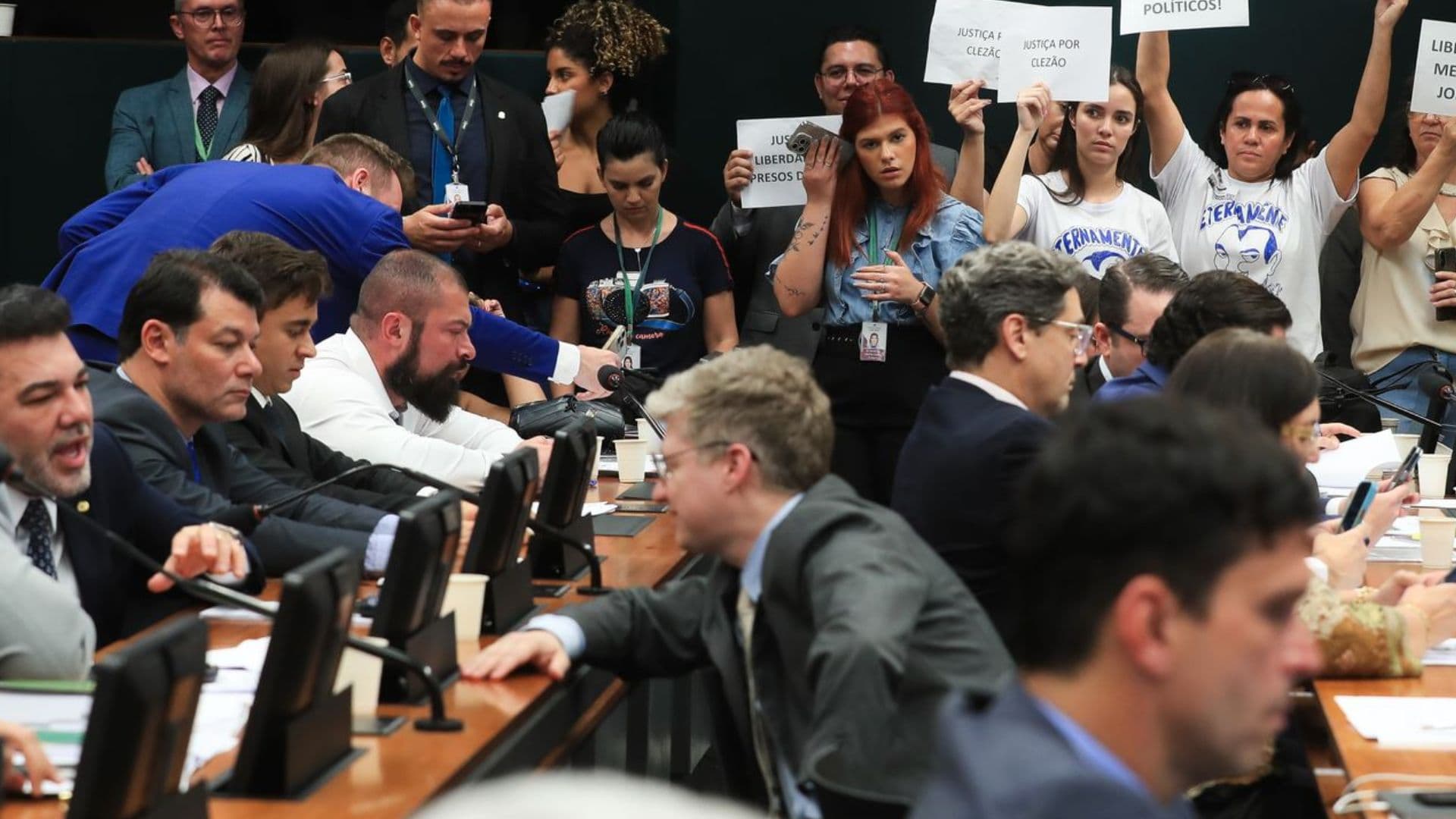 Deputados debatem a pauta