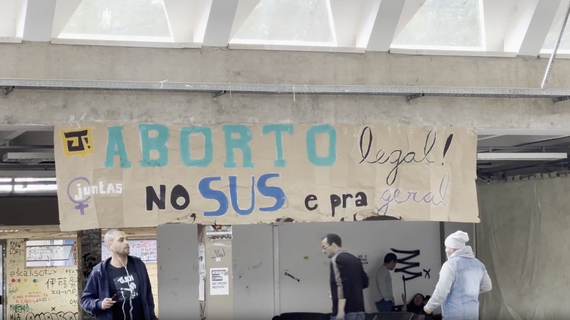Corredor de uma universidade pública brasileira pedindo aborto.