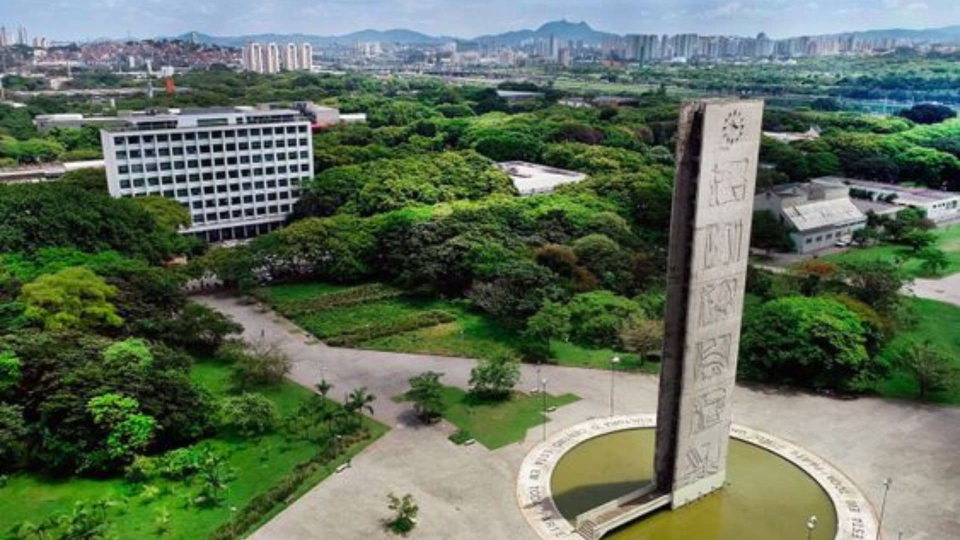 Torre do relógio, no campus da USP, aparece em São Paulo