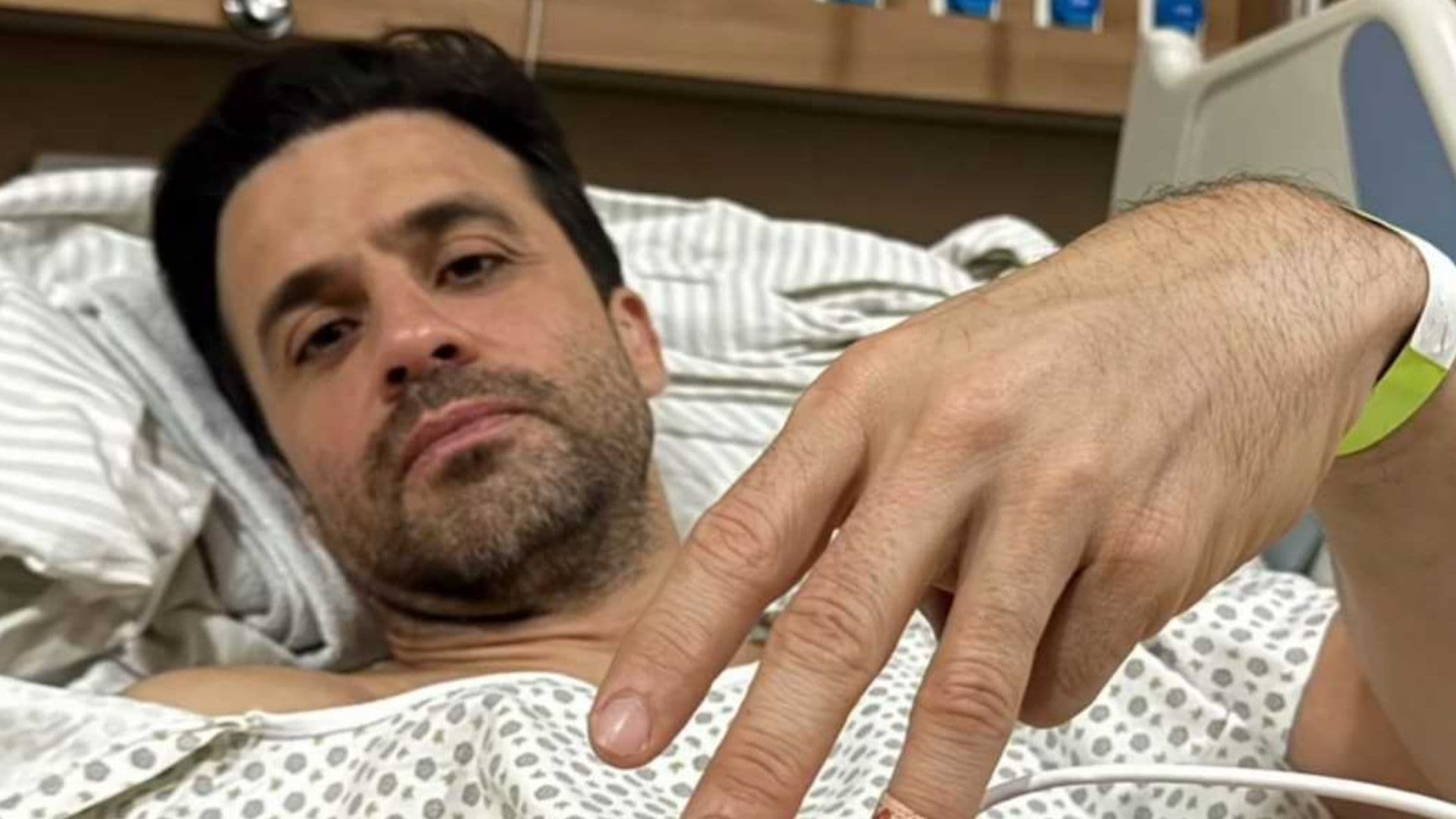 Pablo Marçal com pijama de hospital fazendo o M
