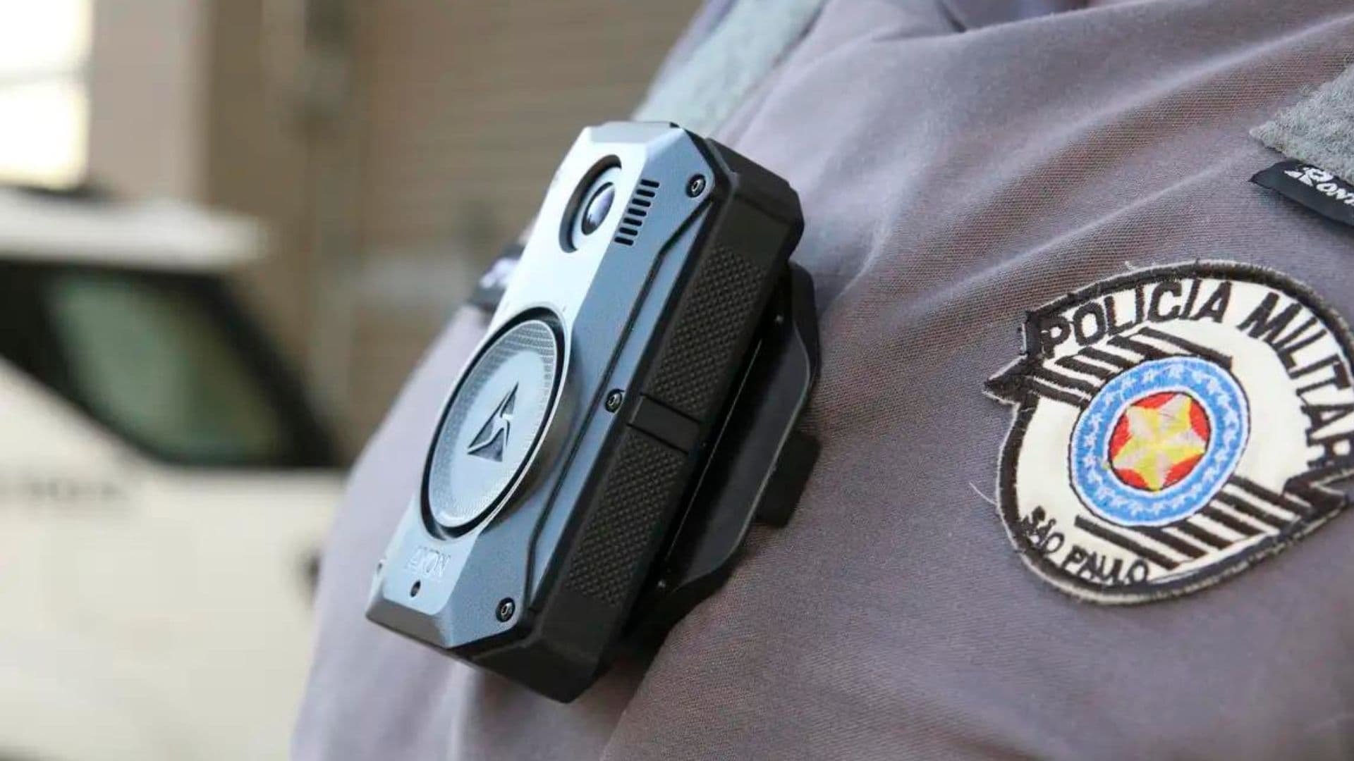 Câmera de segurança na roupa de policial