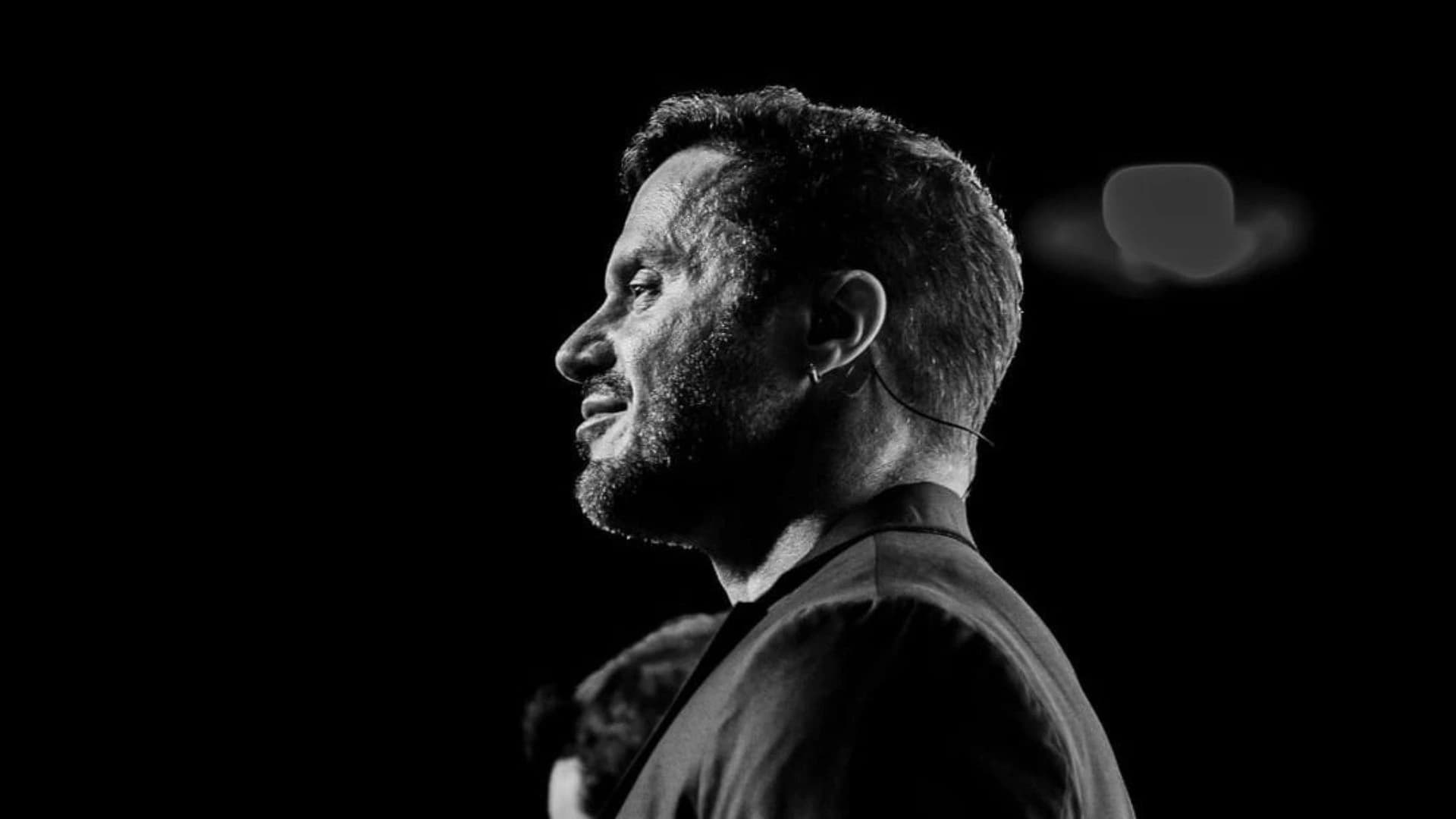 Renato Cariani aparece em preto e branco