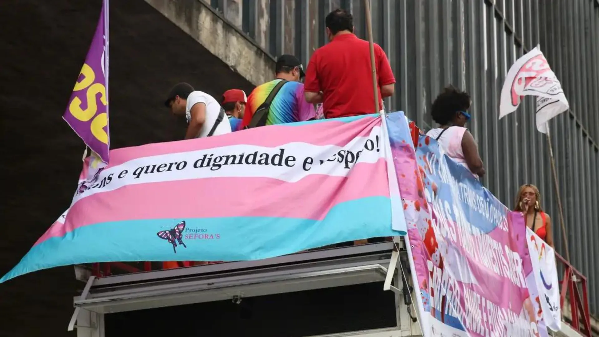 Bandeira trans na parada LGBT