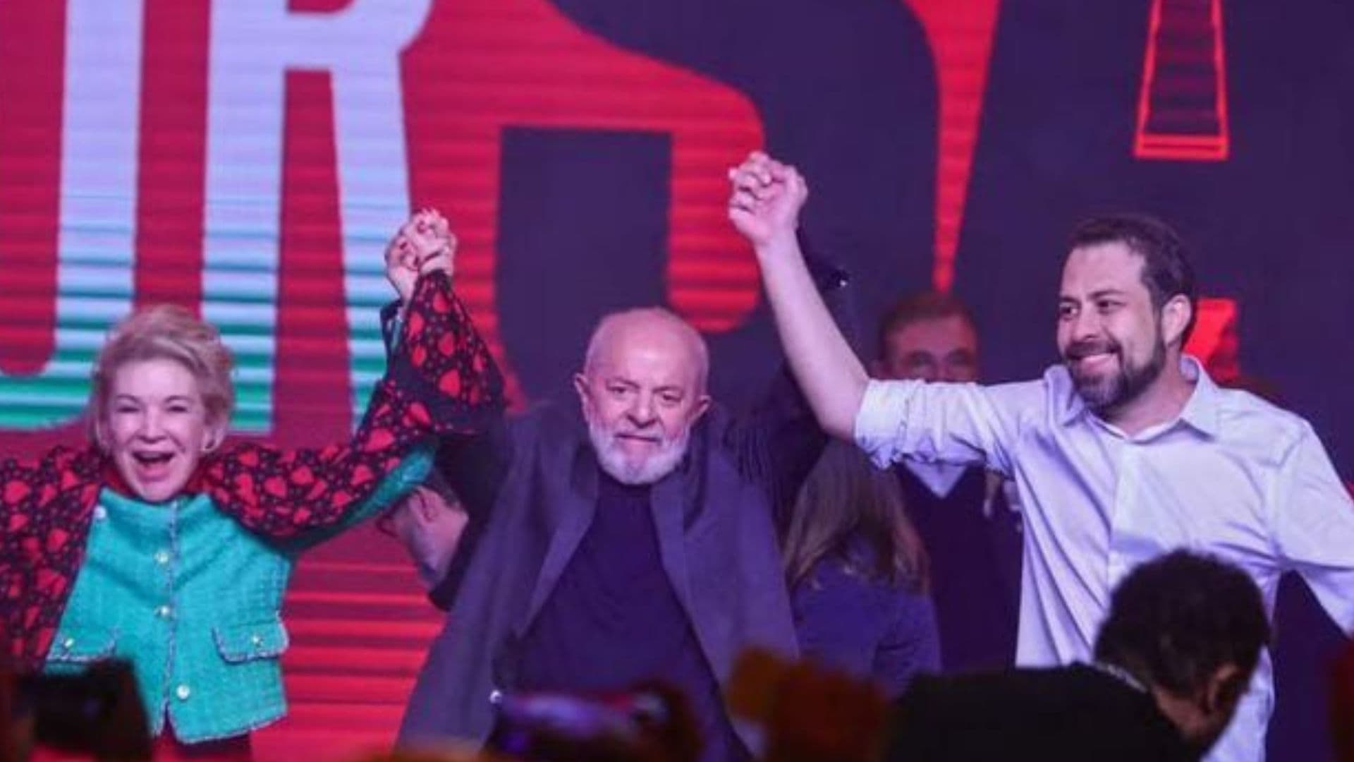 Lula levanta a mão de Boulos e Marta em comício
