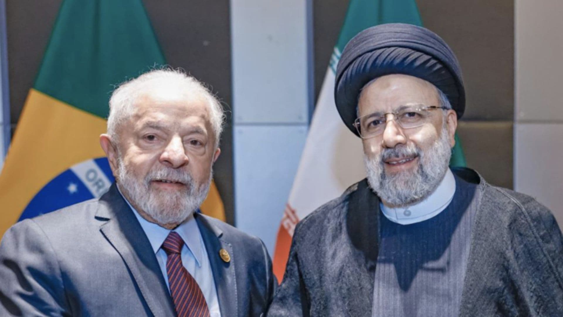 Lula aparece ao lado do presidente do Irã