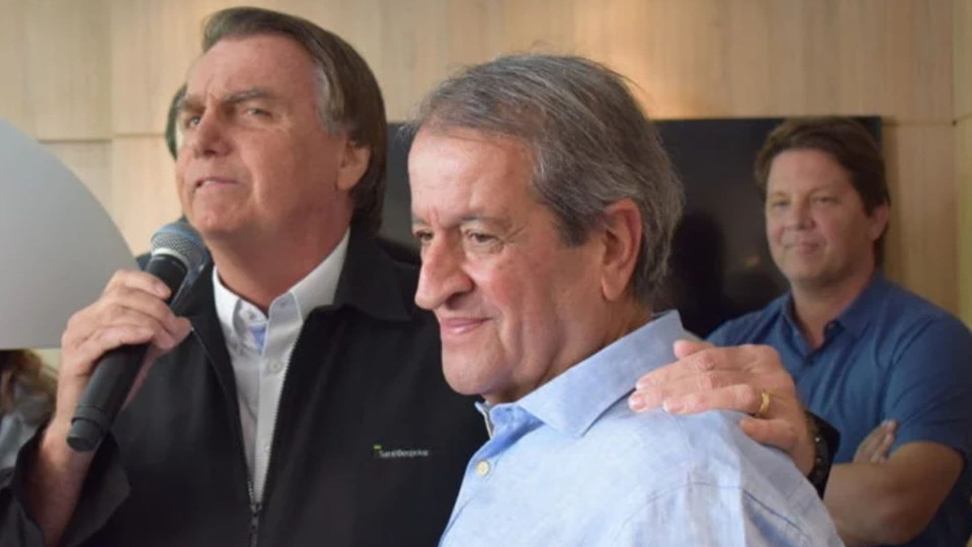 Bolsonaro abraçado com Valdemar da Costa Neto