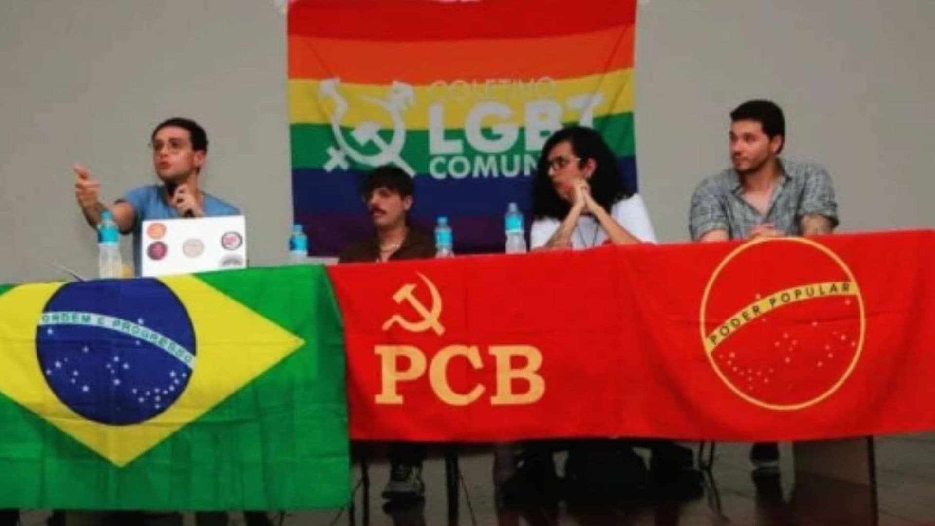 Guilherme Pereira, criador de Rita von Hunty, participa de palestra.