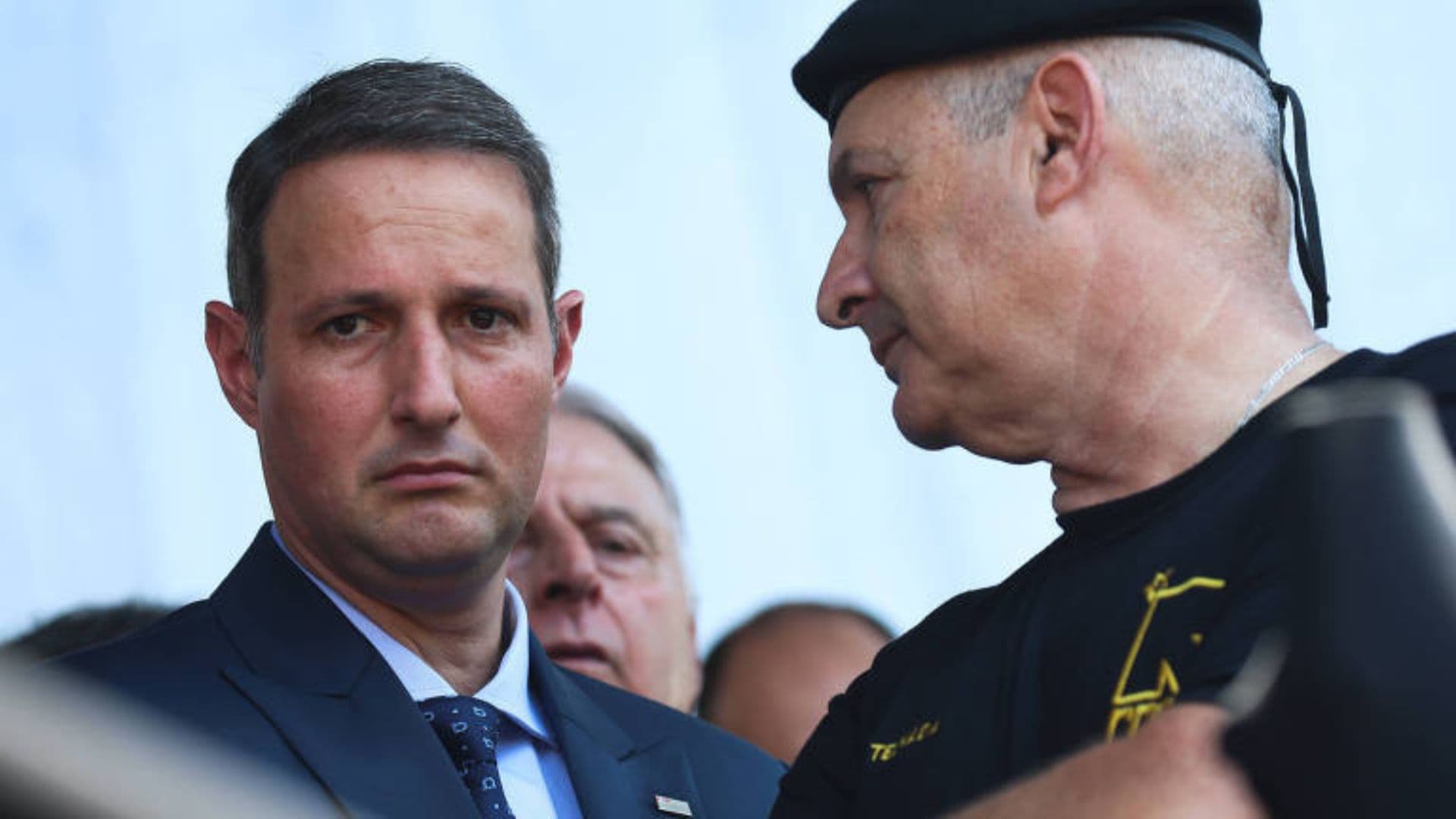 Derrite junto de policiais.