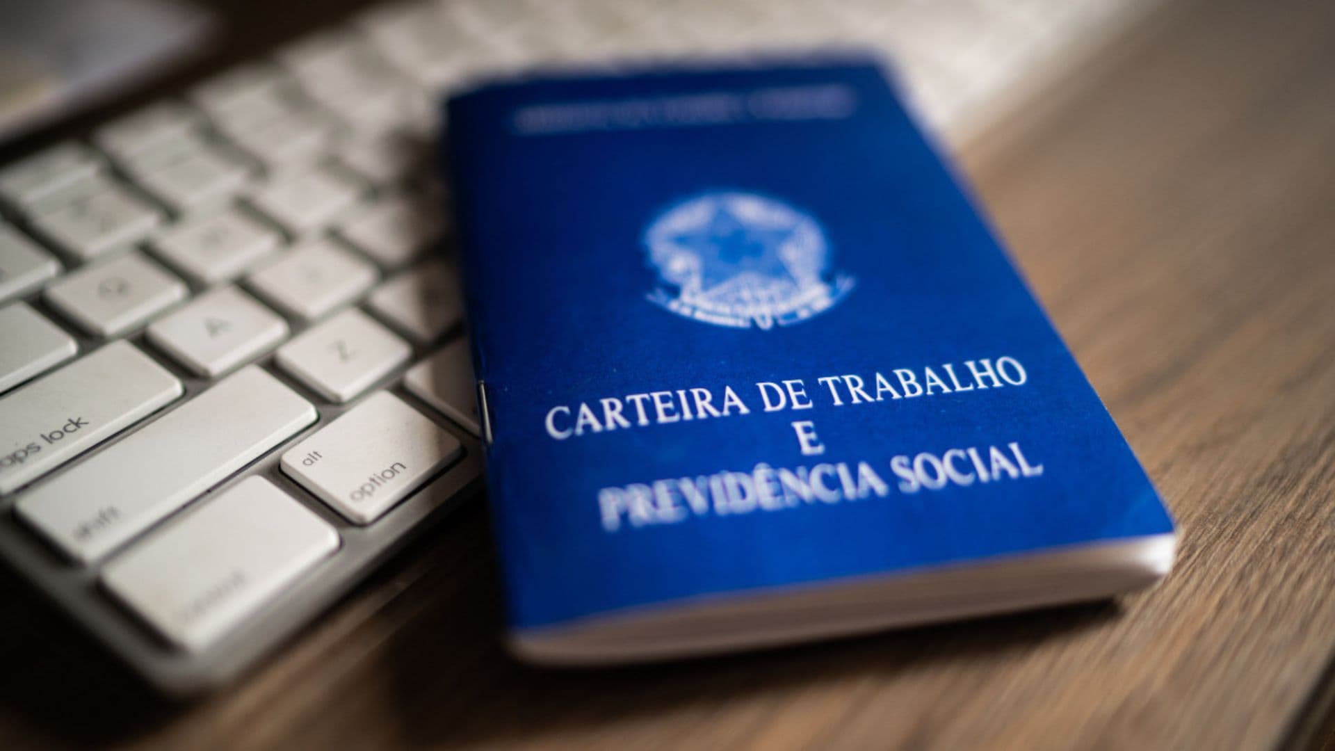CLT em cima de uma mesa