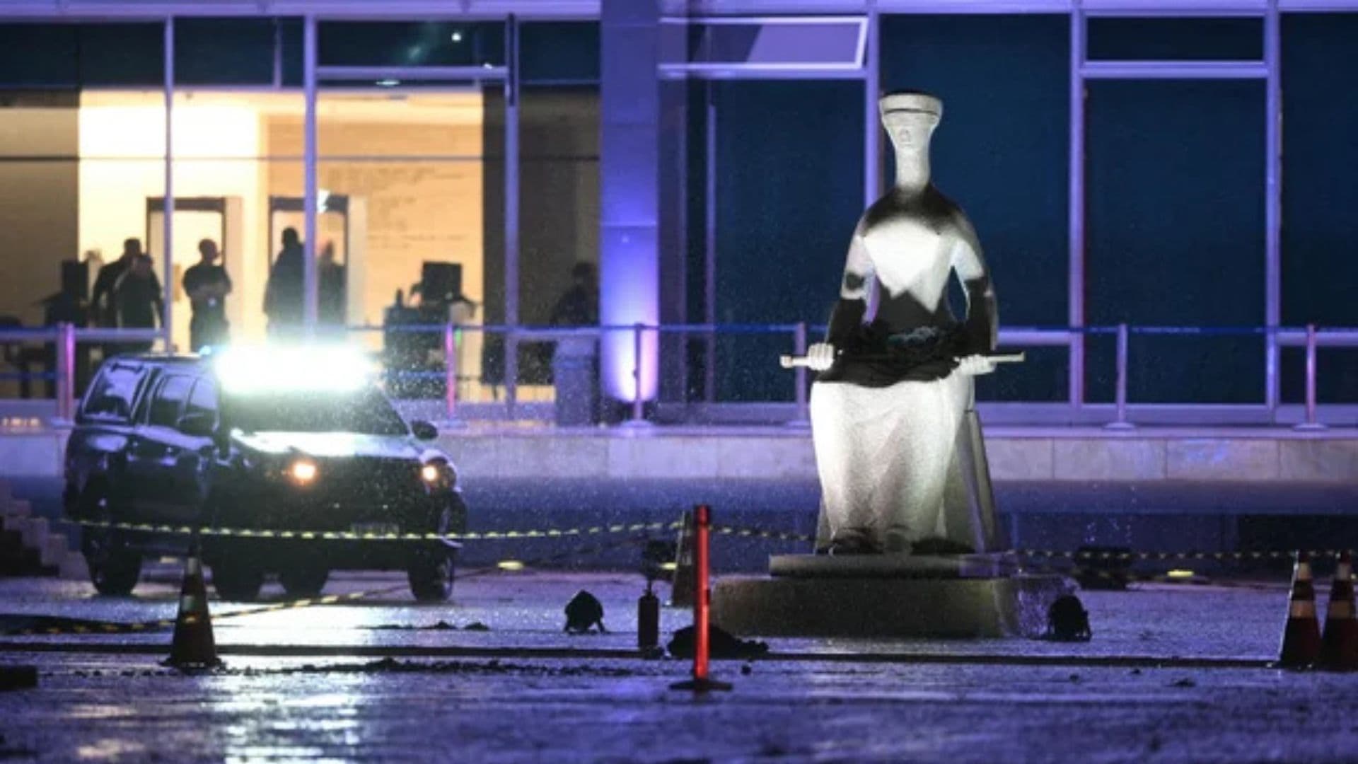 Estátua da Justi cerca por policiais após atentado