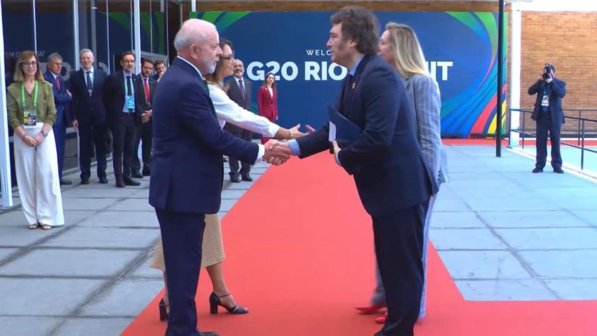 Milei e Trump apertando mãos de forma distante.