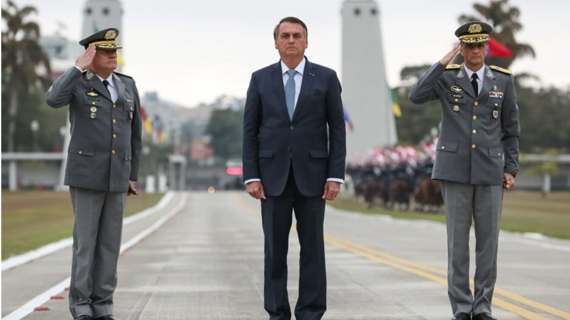 Jair Bolsonaro ao lado de militares