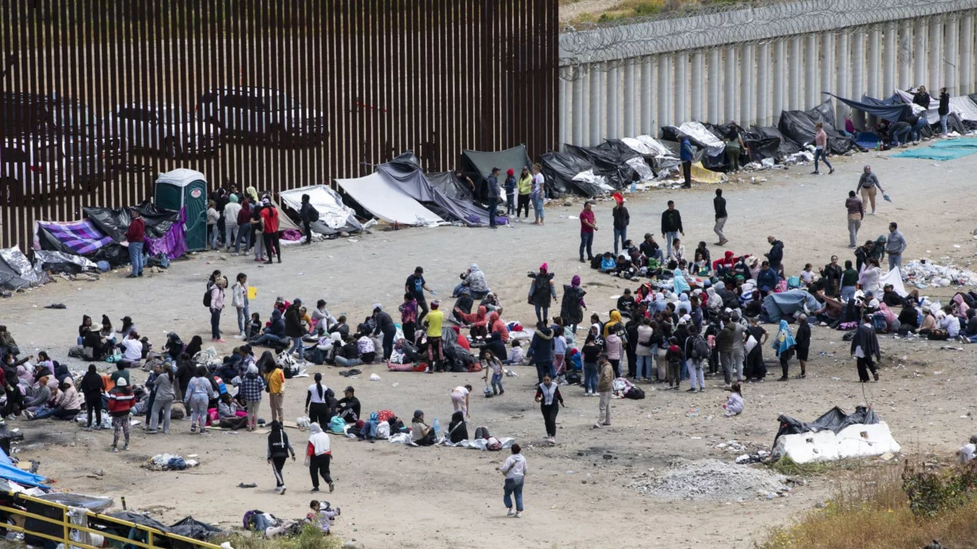 Imigrantes na fronteira com o México.