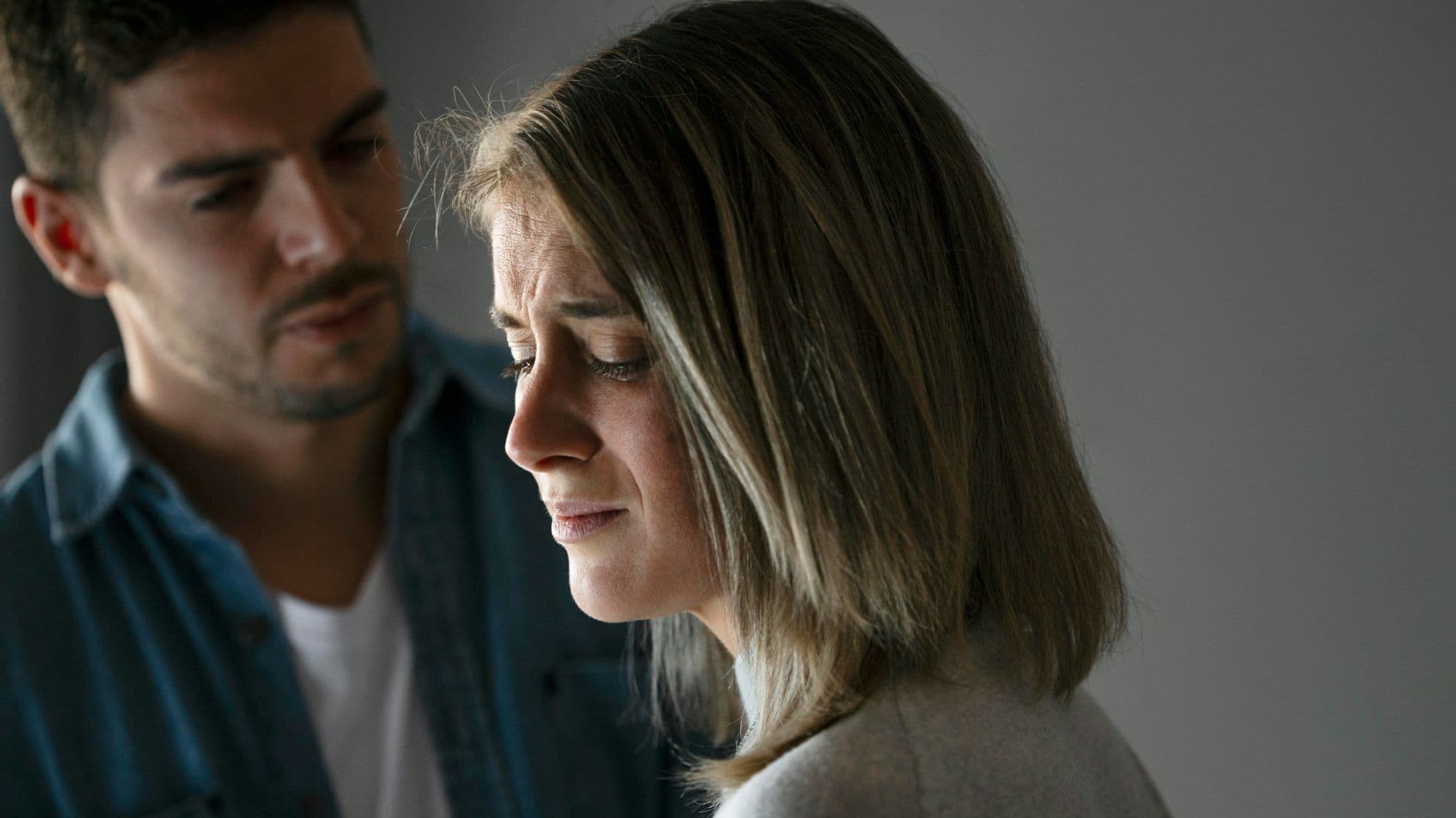 Cadastro de criminosos sexuais é sancionado. Saiba mais. Casal brigando aparece na imagem. Ilustra um texto sobre o cadastro nacional de pedófilos e estupradores