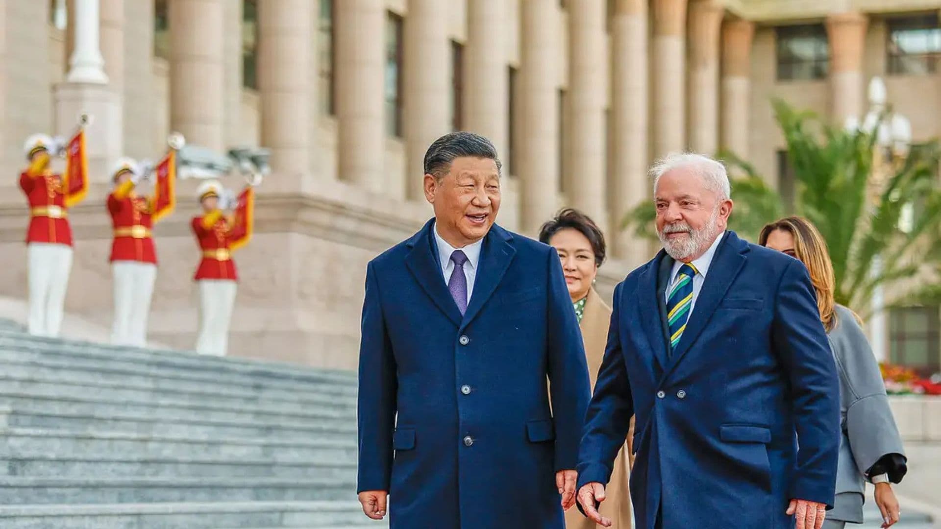 Lula e Xi Jinping caminham durante encontro. China compra a maior reserva de urânio no Brasil. Entenda