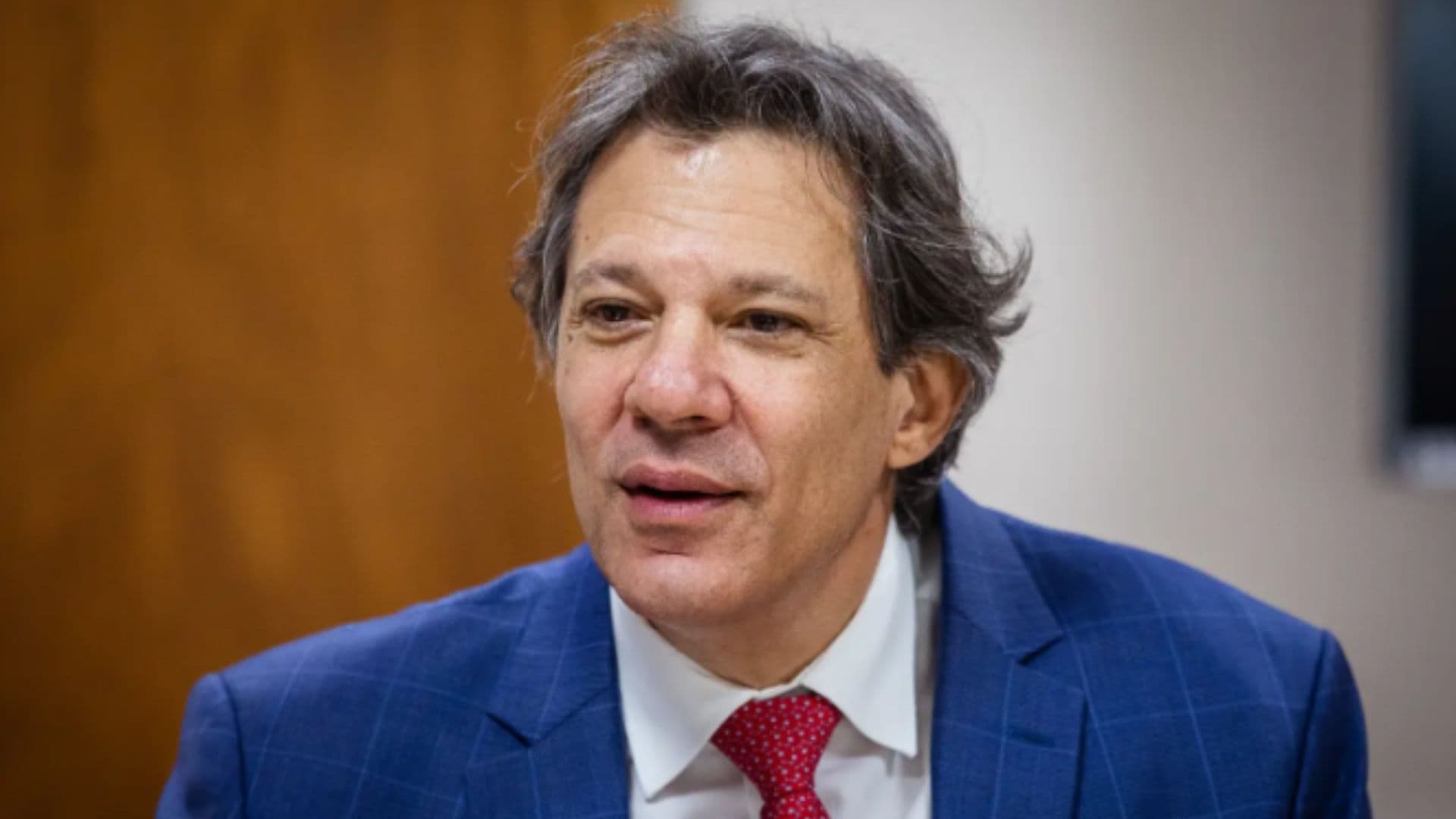 Fernando Haddad aparece de terno azul. Pacote econômico de Haddad é criticado até pela esquerda