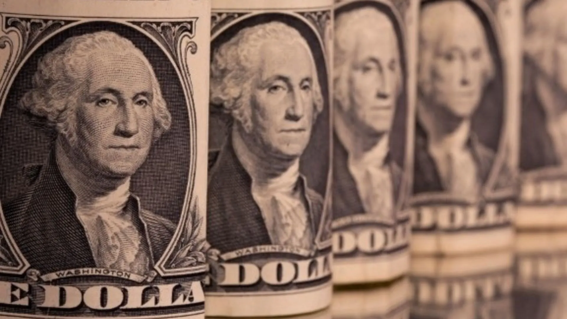Notas de dólar posicionadas em sequência