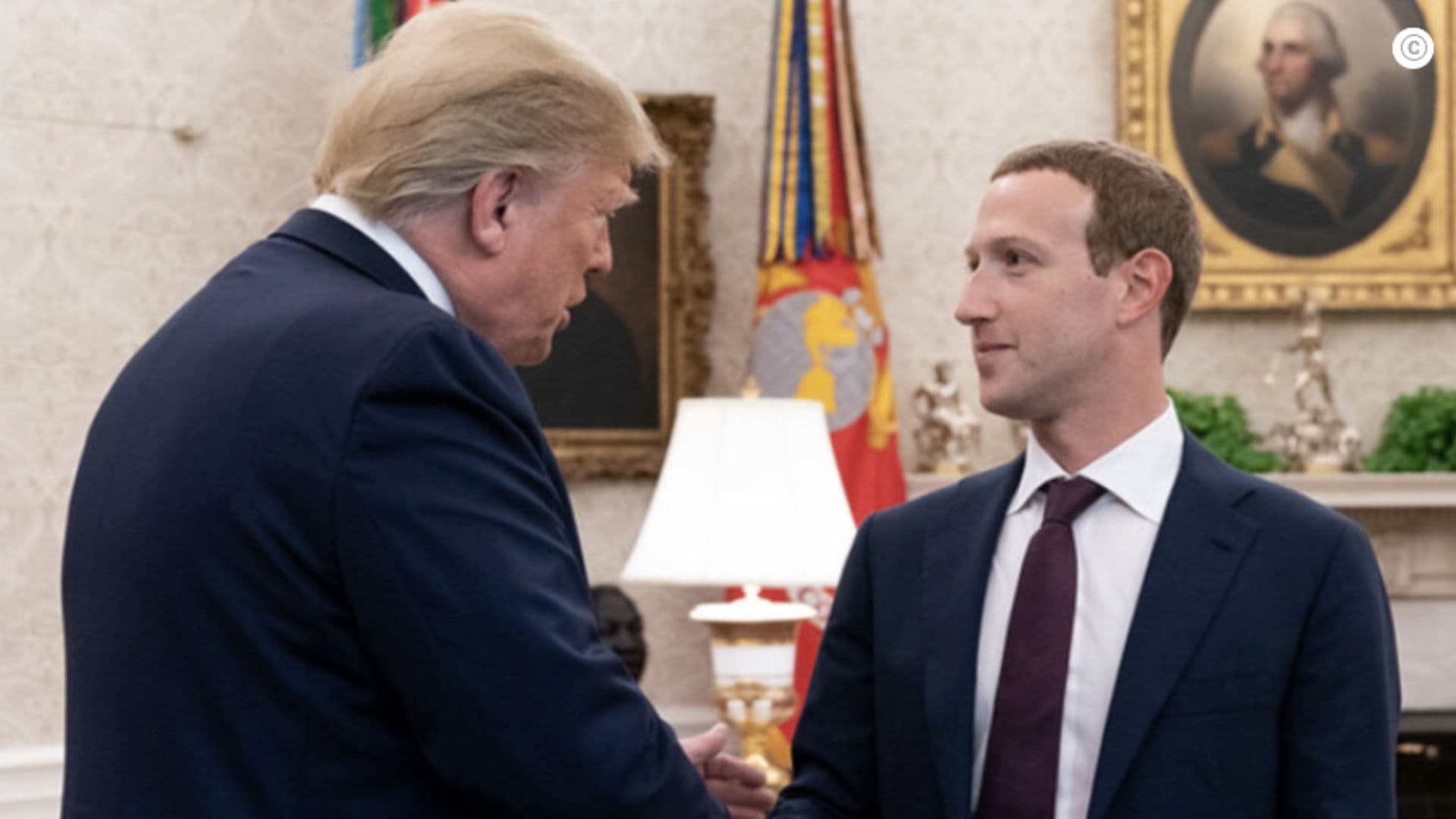Trump em 2019 apertando a mão de Zuckerberg no Salão Oval A reunião de Zuckerberg com Trump impacta o Brasil?