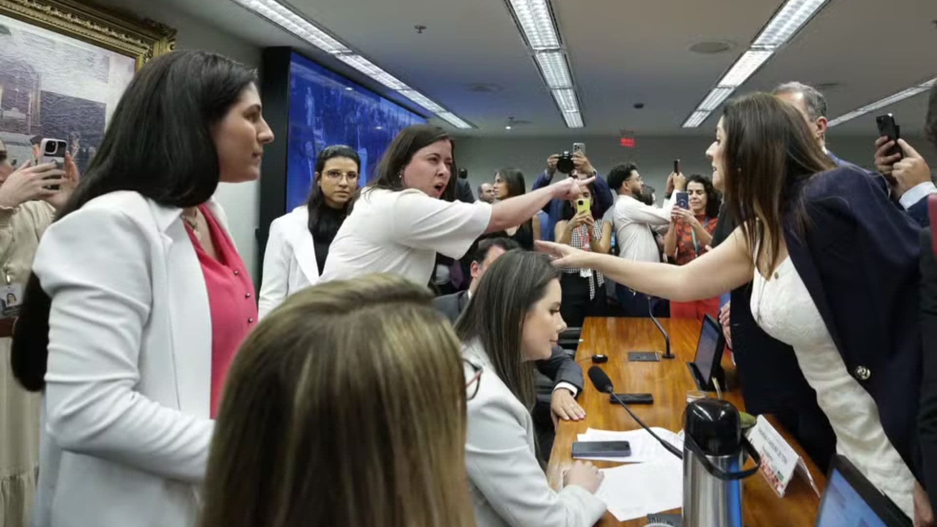 Deputadas discutem durante sessão da CCJ que aprovou PEC que proíbe aborto no país.