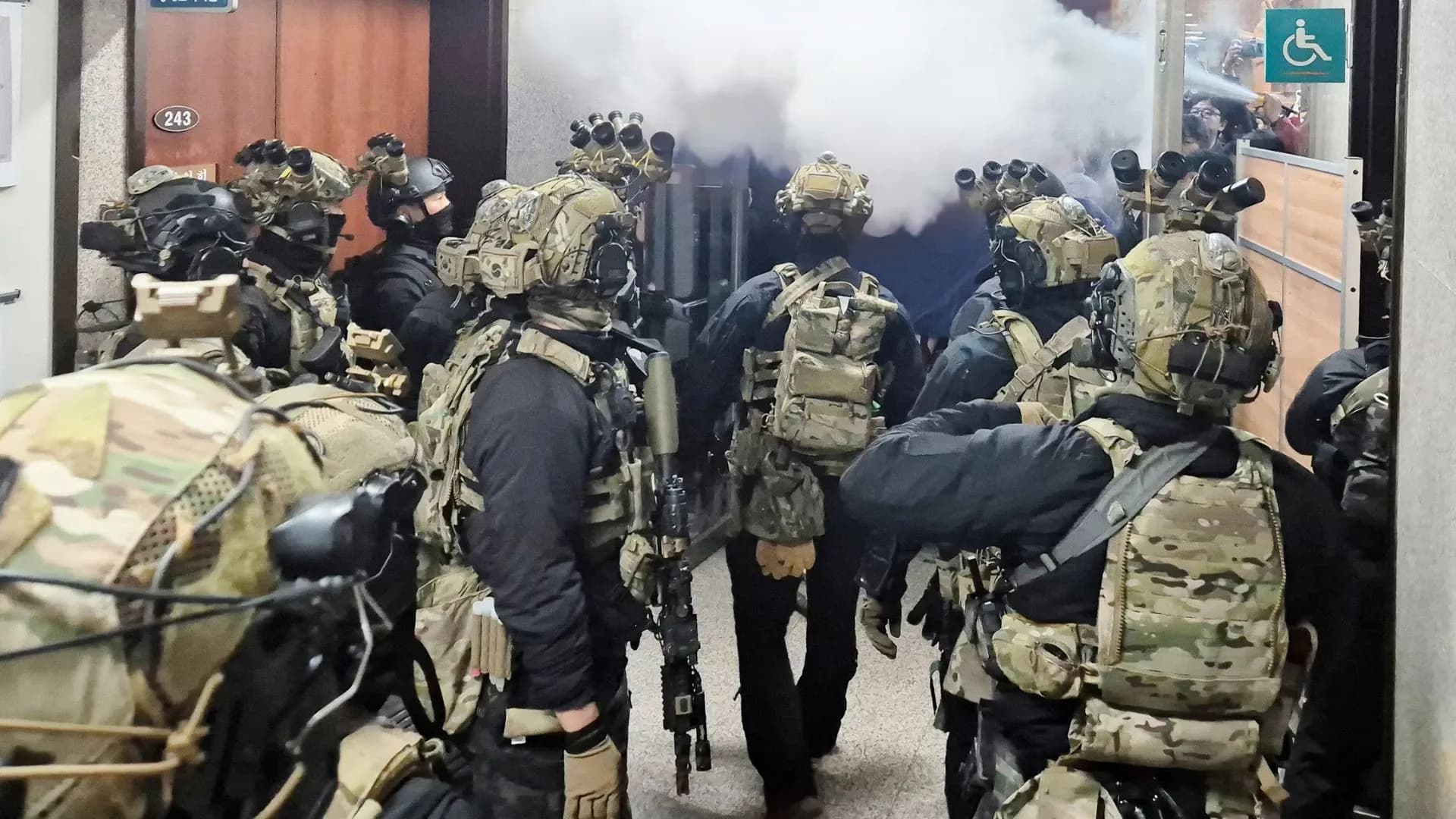 Militares dentro do Parlamento sulcoreano