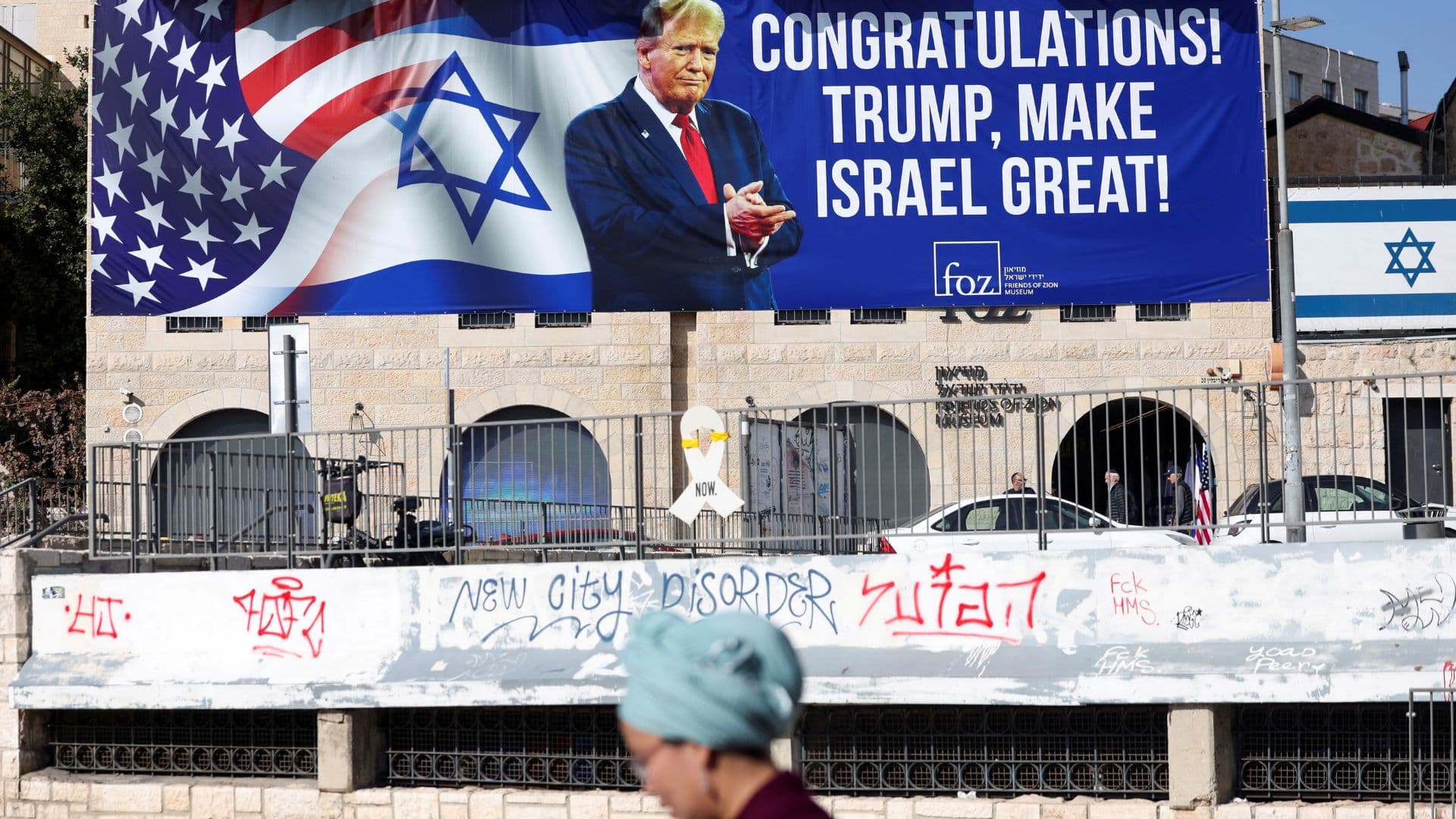 judia em frente a cartaz pró-Trump em Israel