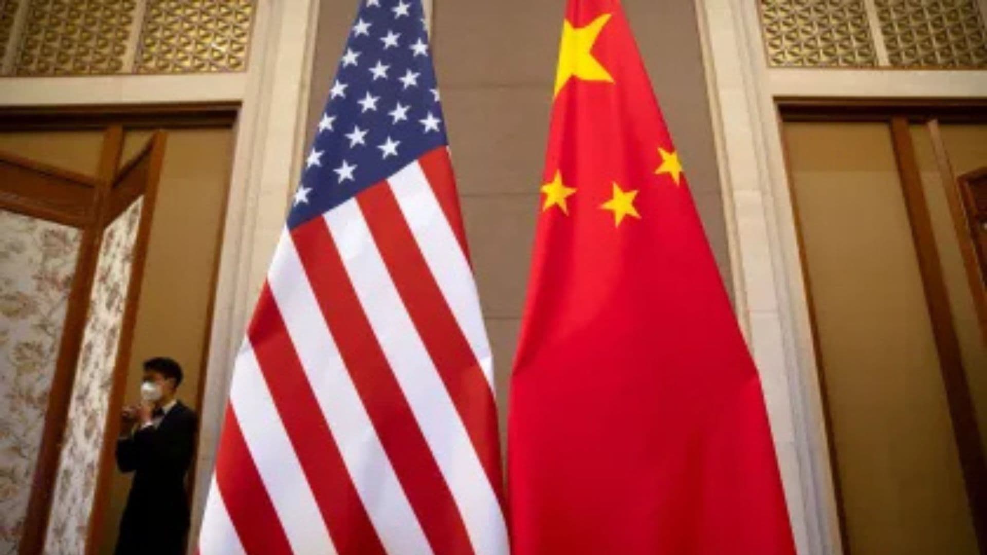 Bandeira da China e dos EUA lado a lado em conferência