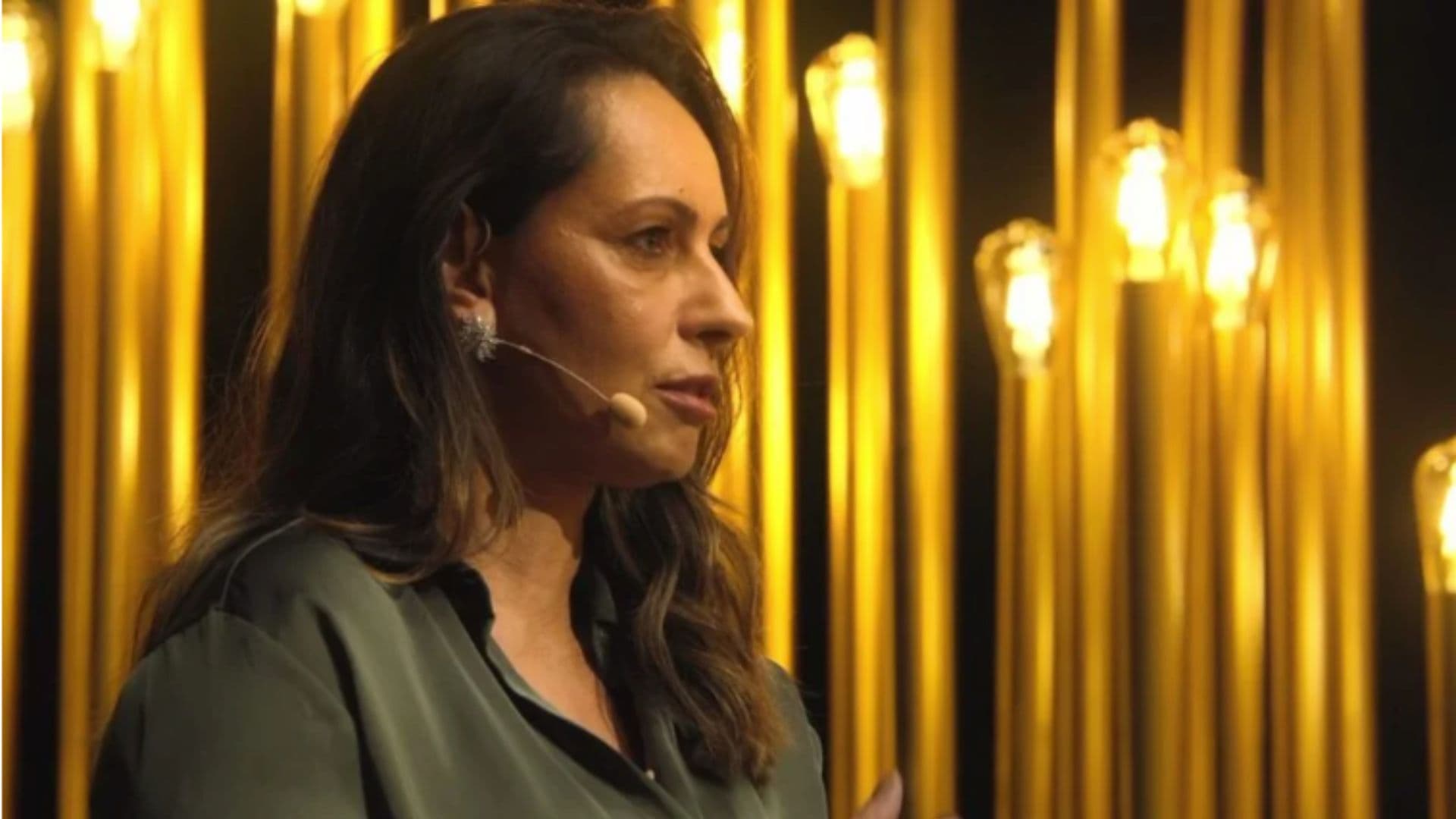 Ana Paula Henkel aparece de perfil no Especial de Natal da Brasil Paralelo de 2021. Saiba mais sobre Ana Paula Henkel.