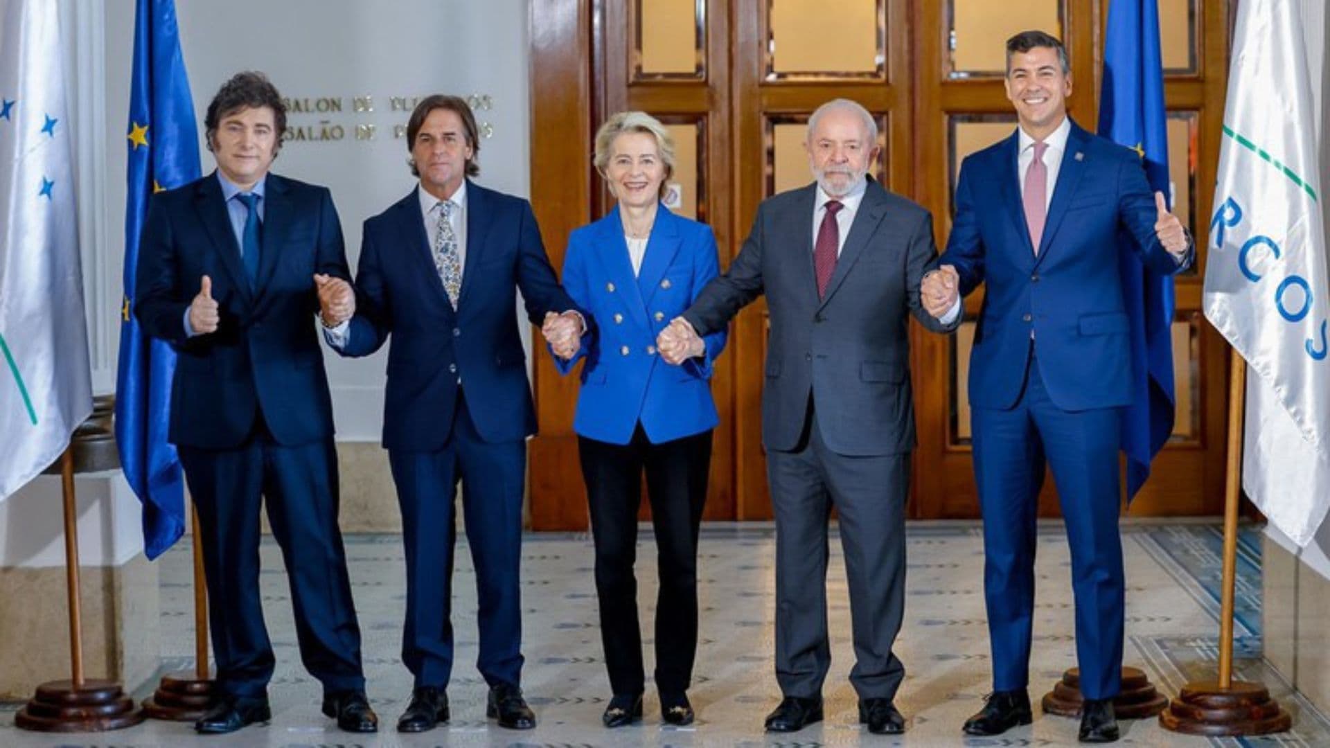 Em ordem: Javier Milei (Argentina), Luis Alberto Aparicio Alejandro Lacalle Pou (Uruguai), Ursula Von der Leyen (União Europeia), Lula e Santiago Peña Palacios (Paraguai)