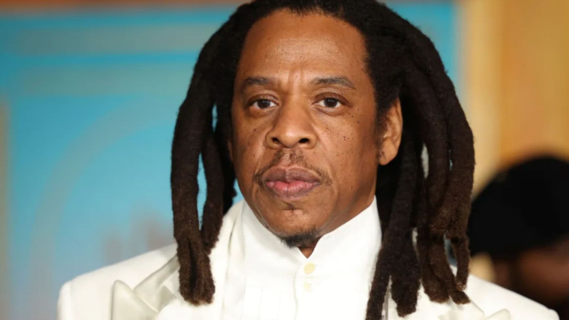 Jay-Z aparece de branco e com dreads. Jay-Z: quem é o rapper acusado de estupro em 2000