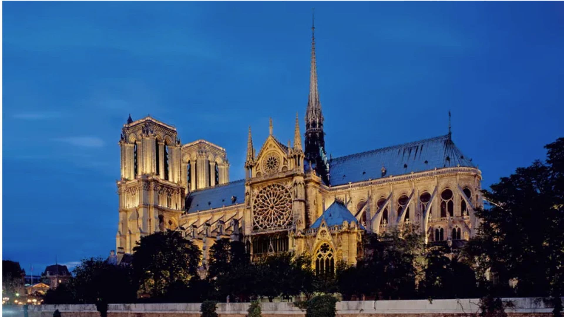 Os arcobotantes da Catedral de Notre-Dame vistos a noite. A Igreja reabriu após incêndio.