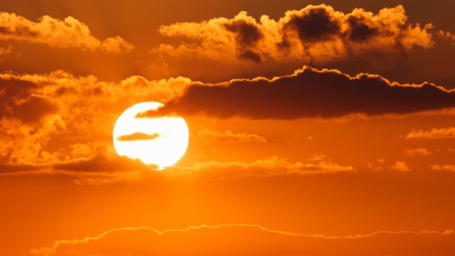Sol entre as nuvens em um dia quente.