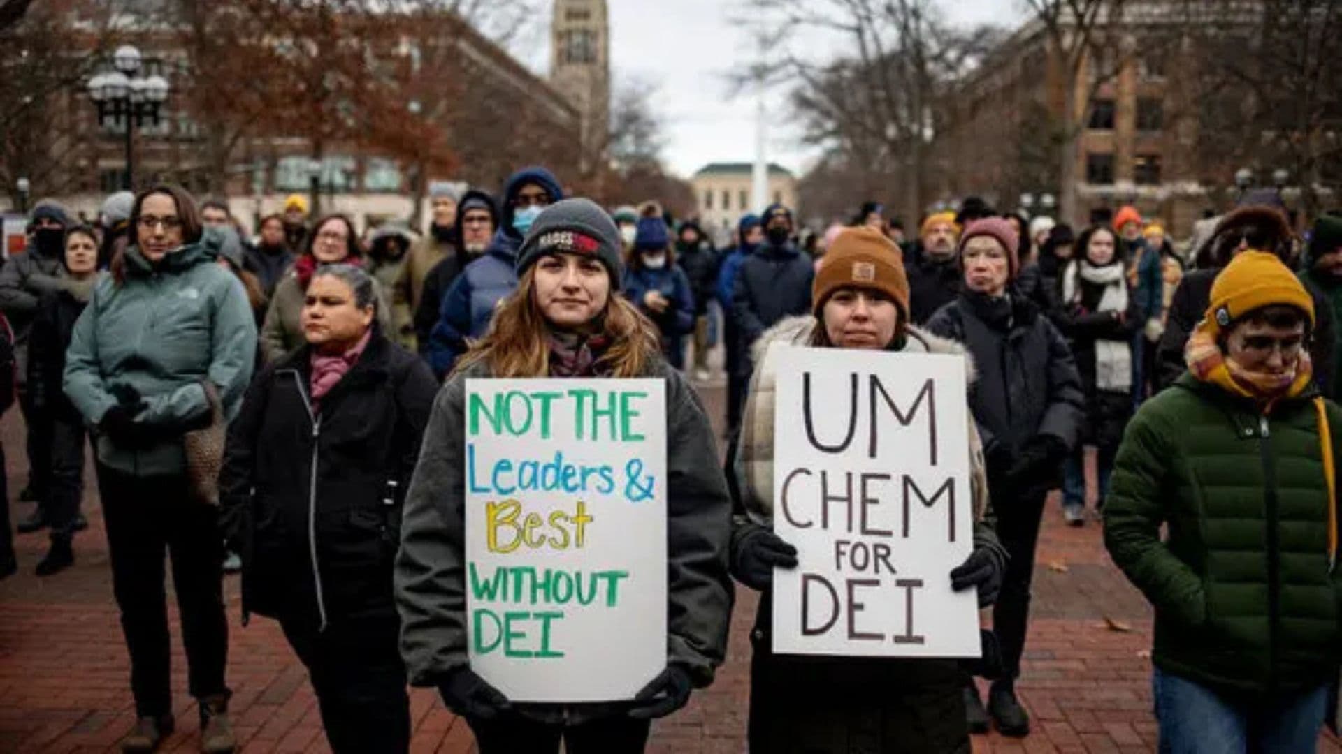 duas alunas em um protesto a favor das políticas woke na Universidade do Michigan