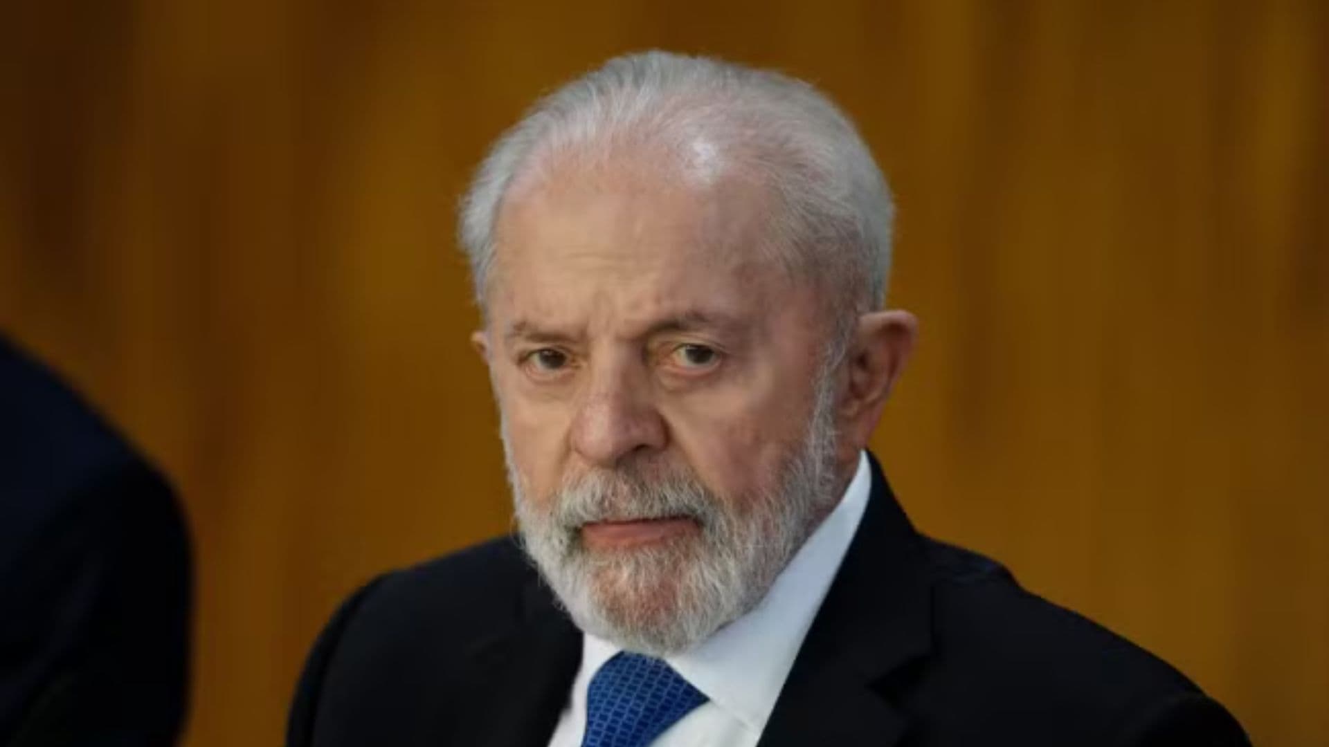 Lula Foi operado emergencialmente em São Paulo. Lula aparece sério na foto.