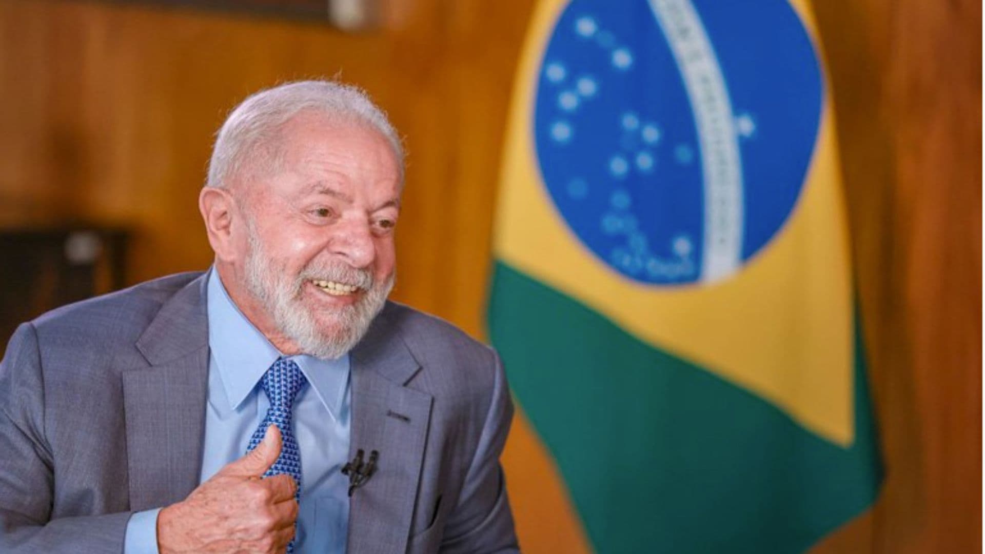 Lula aparece fazendo o joia. Lula foi operado por hemorragia cerebral e passa bem.