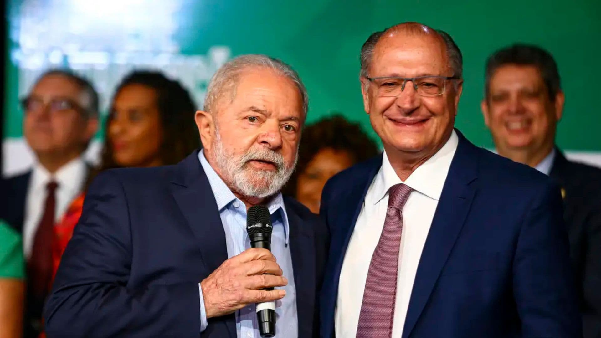 Lula aparece ao lado de Alckmin. Lula não passará a presidência para o vice