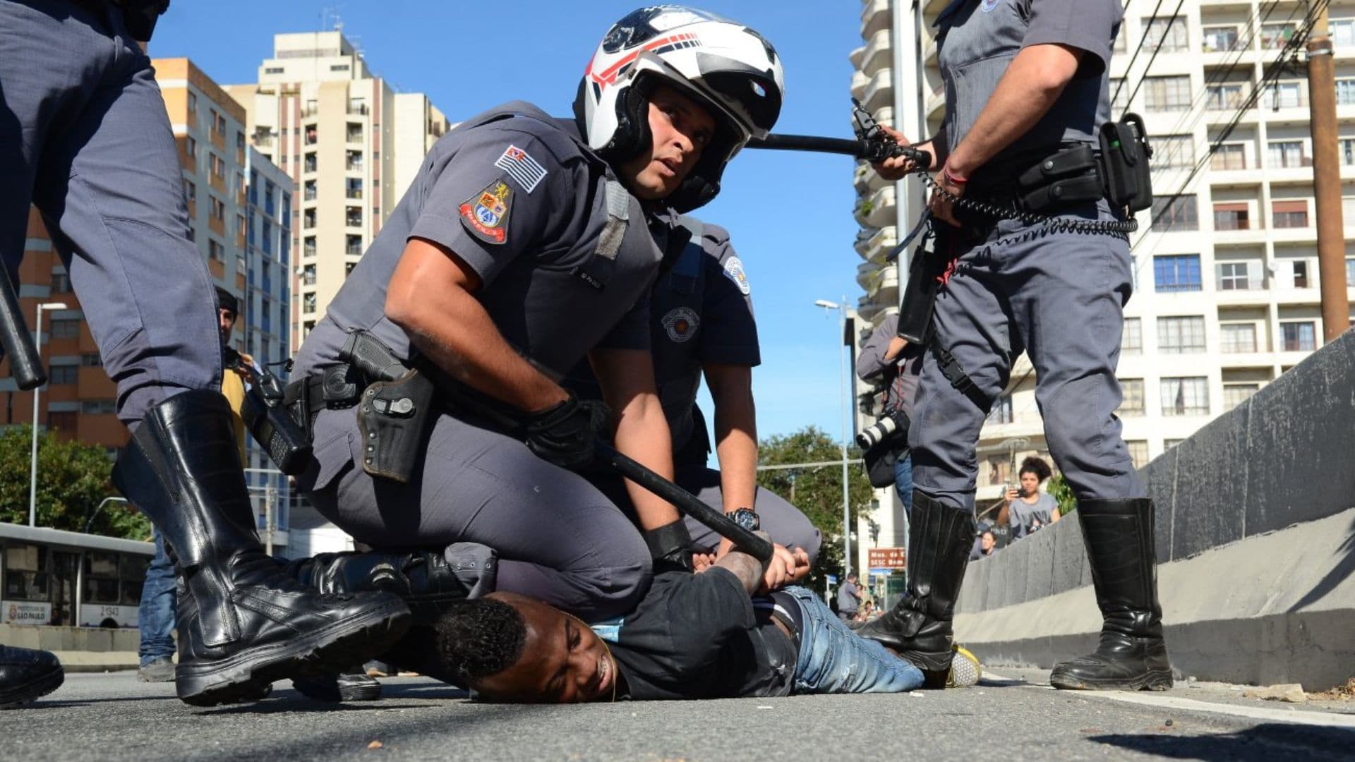 policial imobilizando suspeito