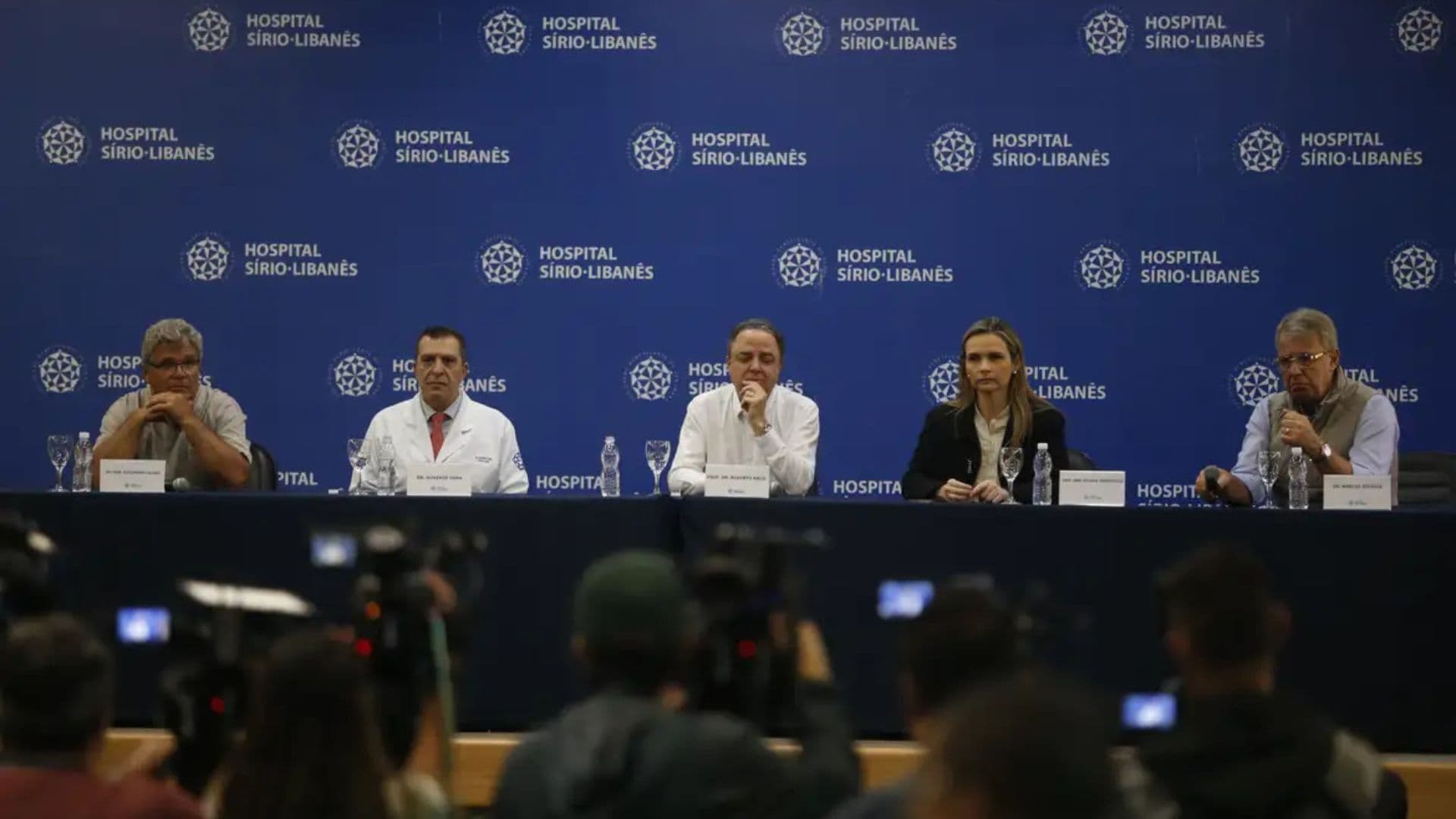 Imagem da coletiva de imprensa com os médicos que cuidaram do presidente.