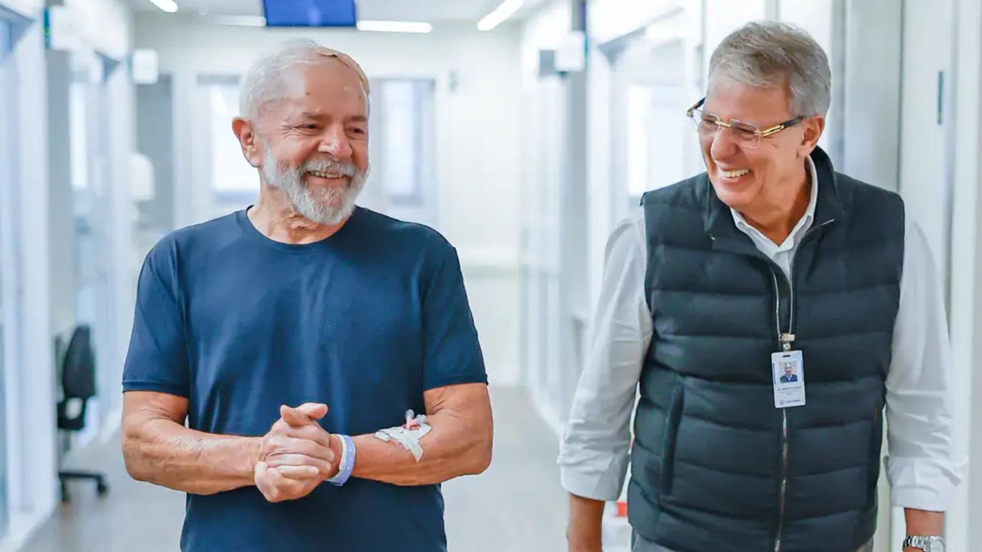 Lula caminha no hospital. "Firme e forte"