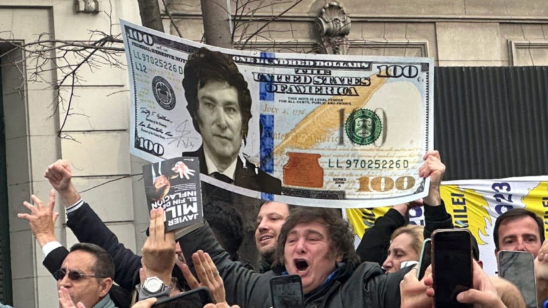 Javier Milei segurando um dólar coim seu rosto durante a campanha.