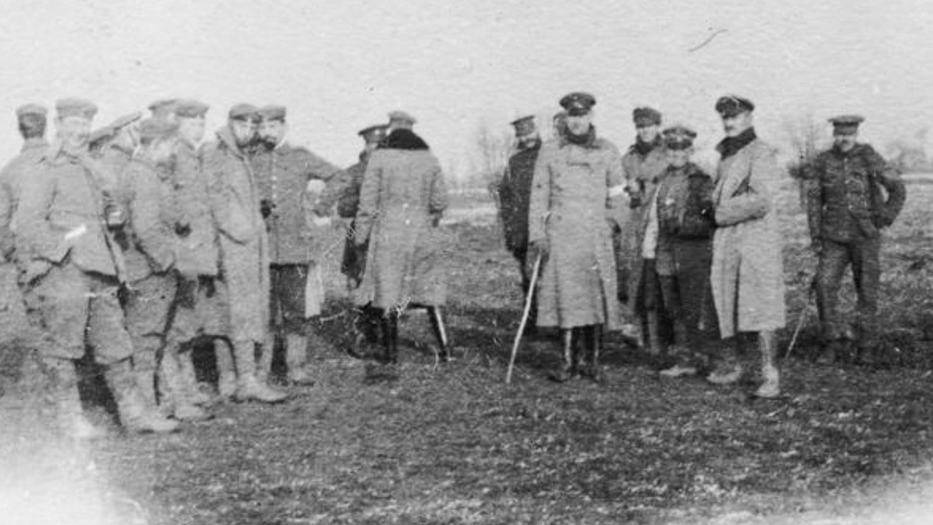 Tropas britânicas e alemãs se reunindo na Terra de Ninguém durante a trégua não oficial.