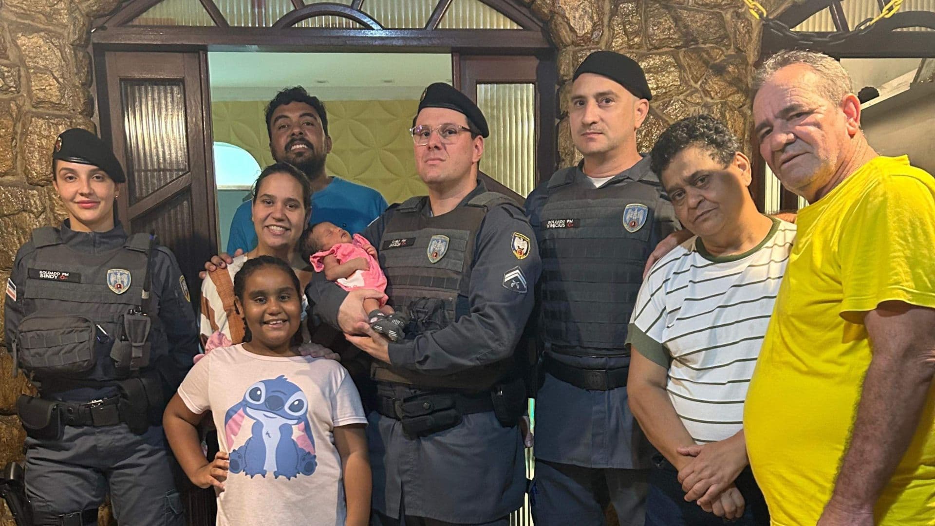 Criança é salva por PM após engasgar com leite da mãe.