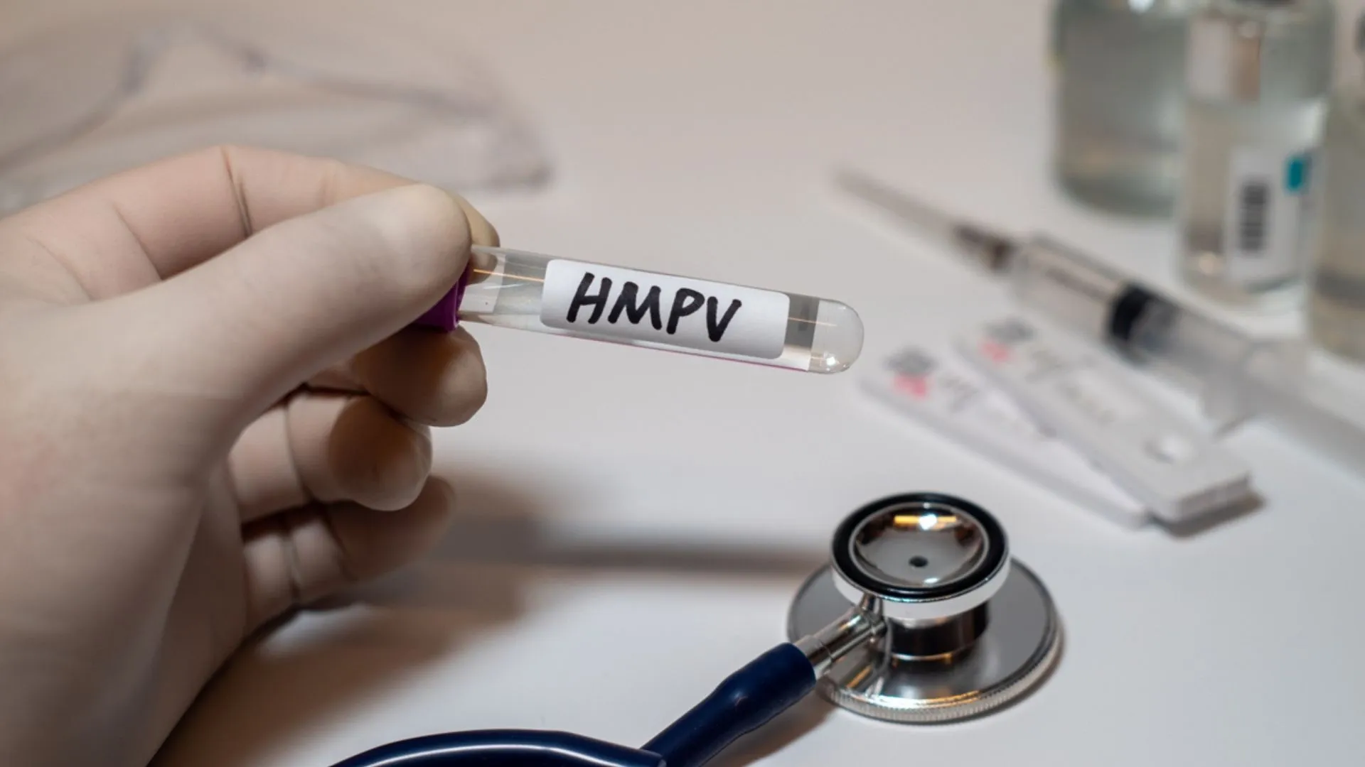 Cientista manipulando ampola com o HMPV