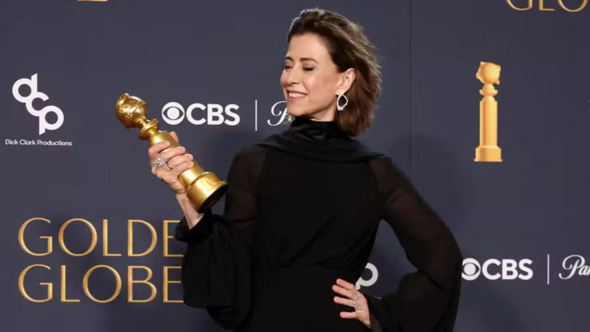 Fernanda Torres segurando o globo de ouro