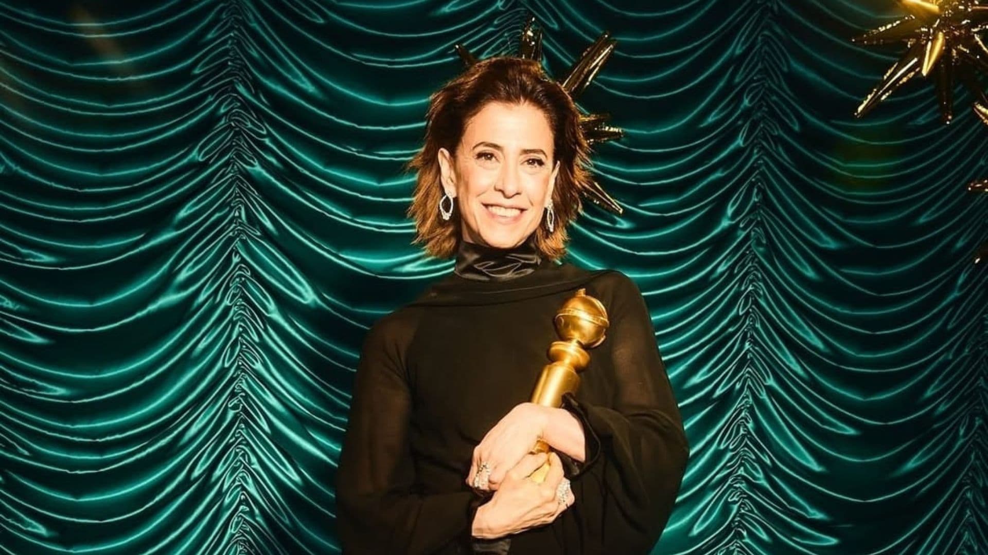 Fernanda Torres não foi indicada ao SAG Awards. Ela venceu o Globo de Ouro de melhor atriz. Na foto aparece segurando o Globo de Ouro.