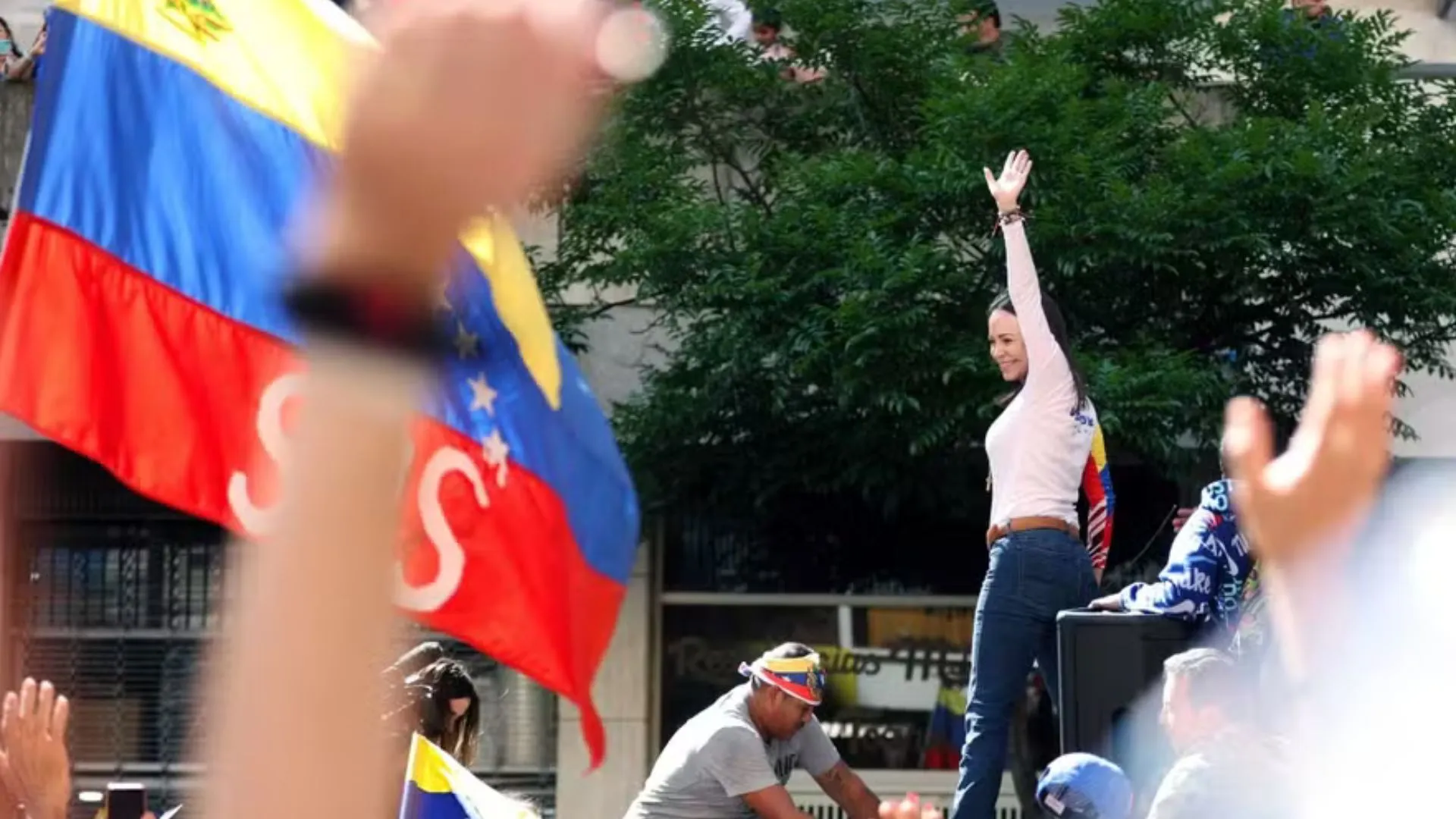 María Corina Machado na manifestação, antes do acontecimento.