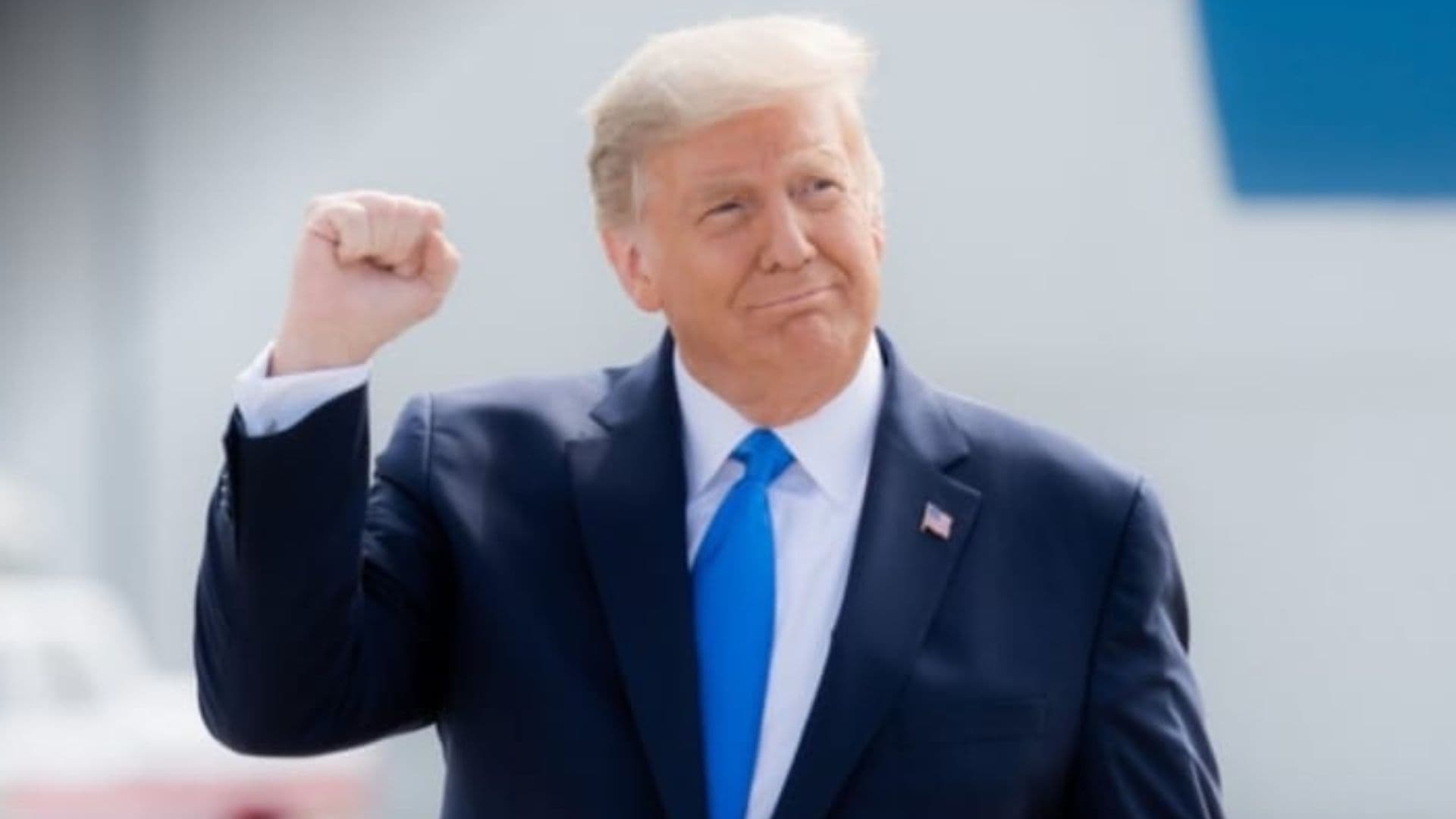 Trump planeja concluir muro e expulsar criminosos imigrantes, afirma senador. Trump aparece empunhando o punho.