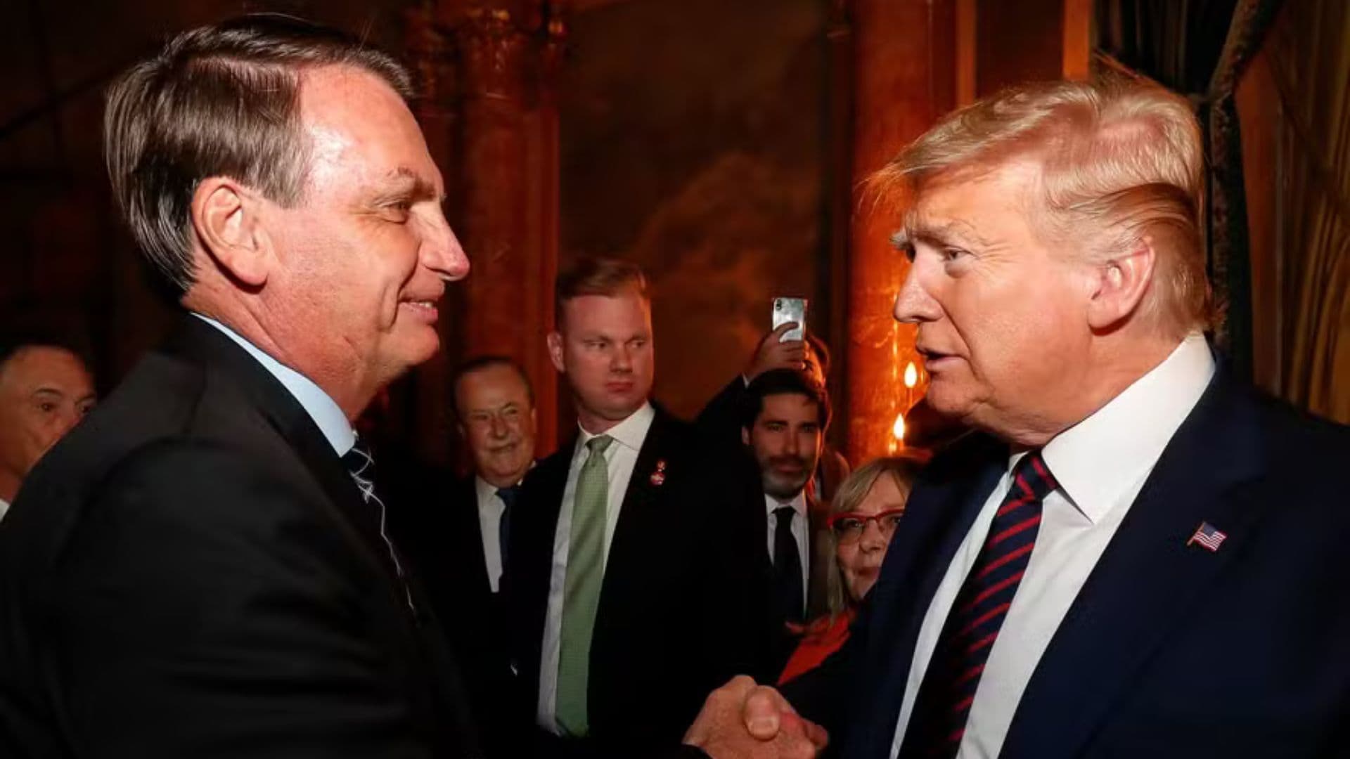 Bolsonaro aperta mão de Trump. Ele foi convidado para a posse, mas não sabe se irá.