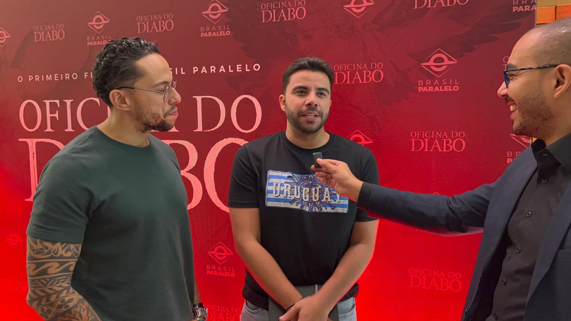 Irmãos Alba foram alguns dos convidados que assistiram ao filme Oficina do Diabo em primeira mão.