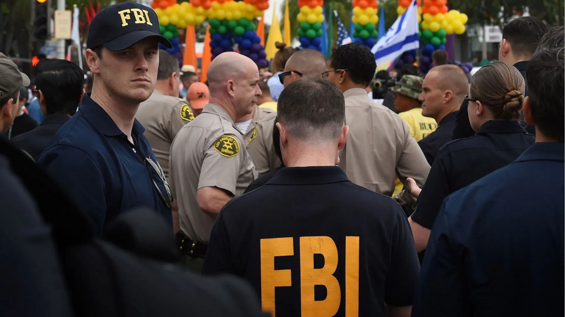 Oficiais do FBI em frente a uma parada gay
